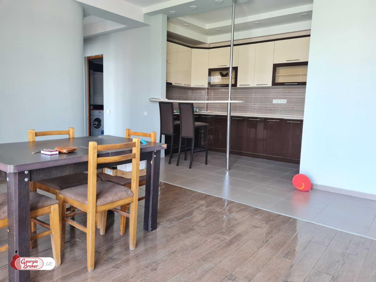 продается квартира с новым ремонтом 3-комнаты