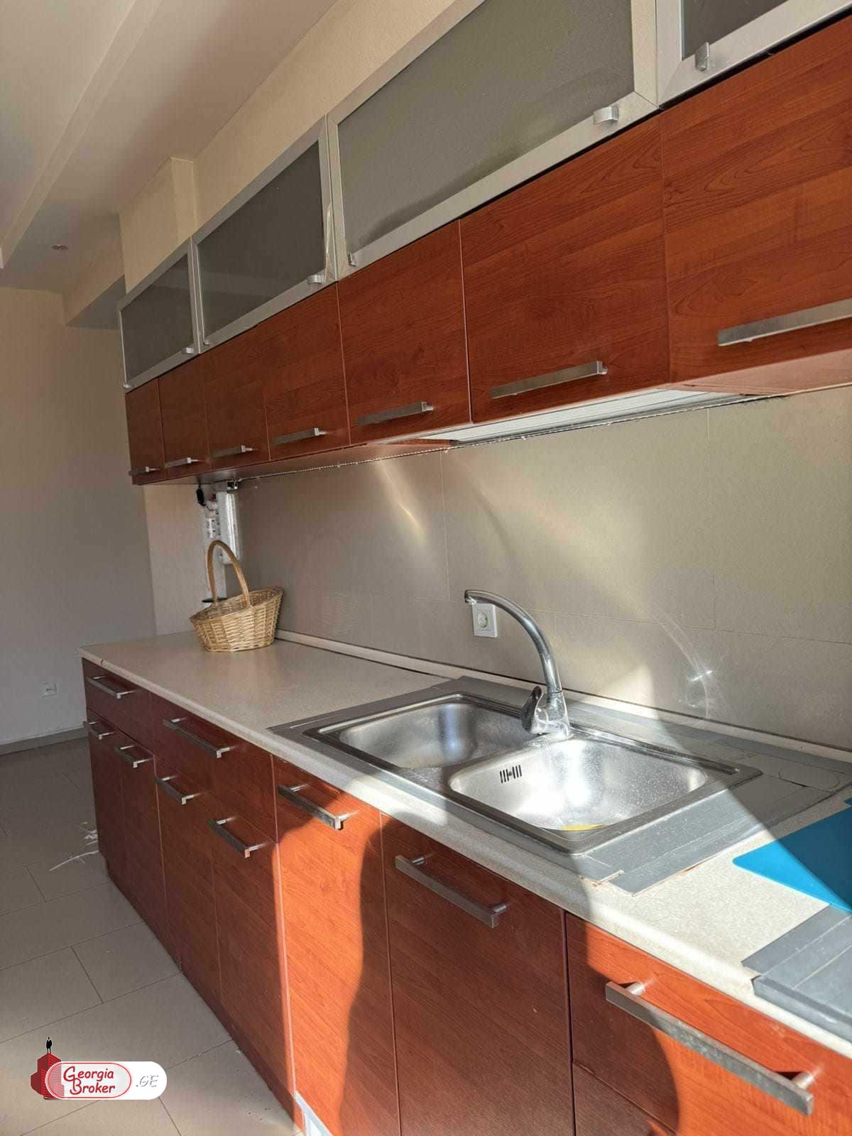 продается квартира с новым ремонтом 3-комнаты