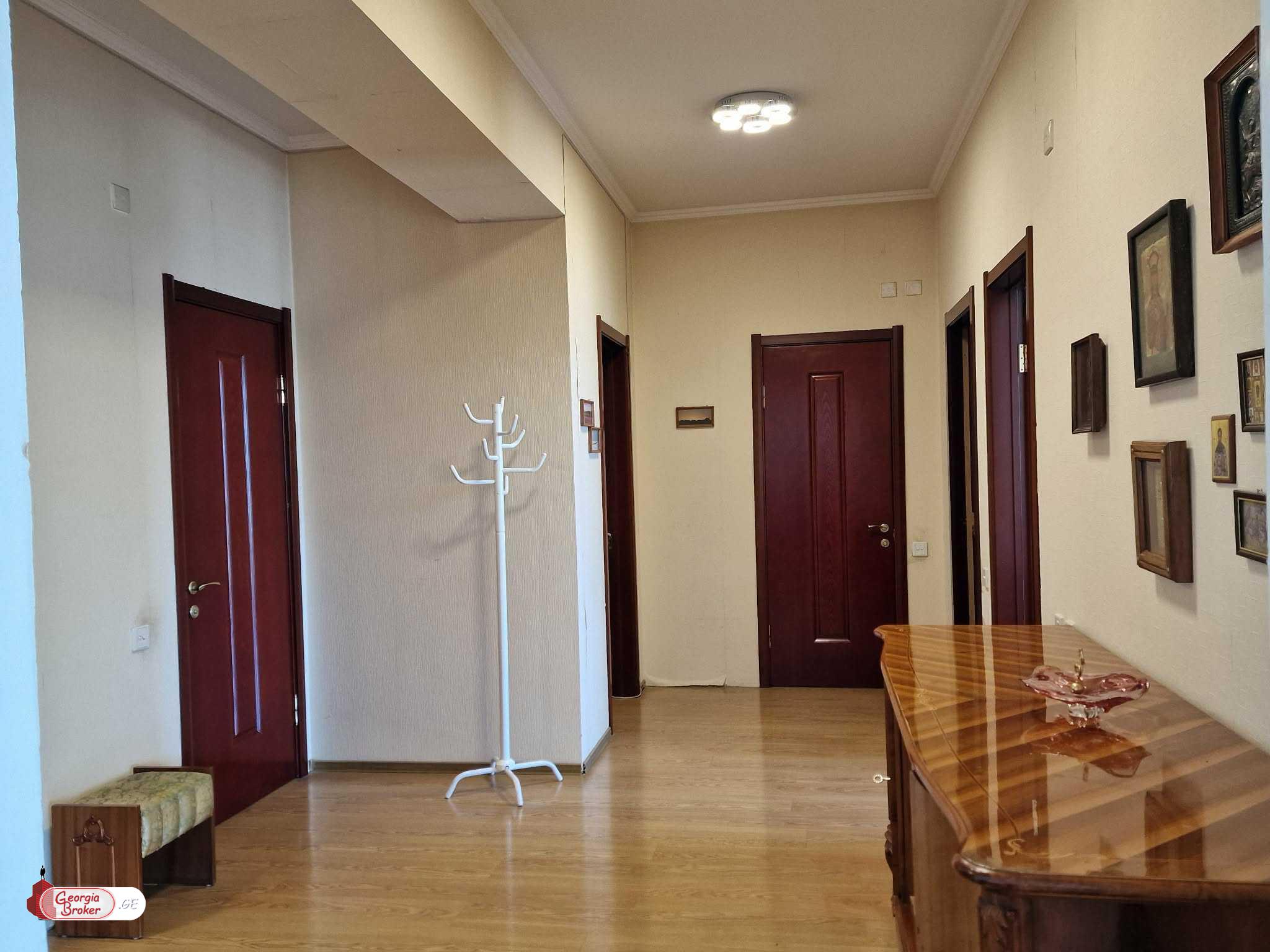 იყიდება ახალი გარემონტებული 5 ოთახიანი ბინა