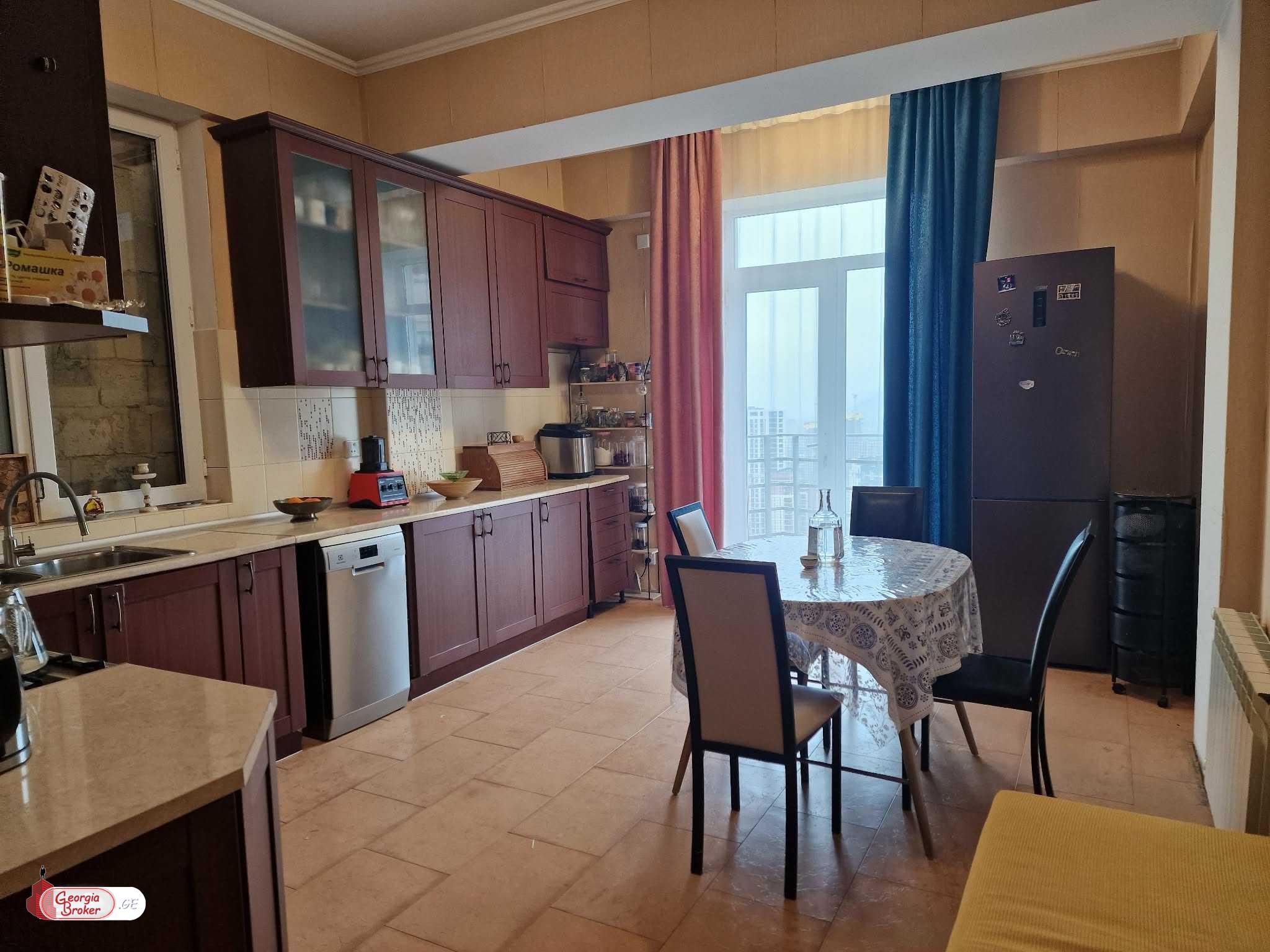 იყიდება ახალი გარემონტებული 5 ოთახიანი ბინა