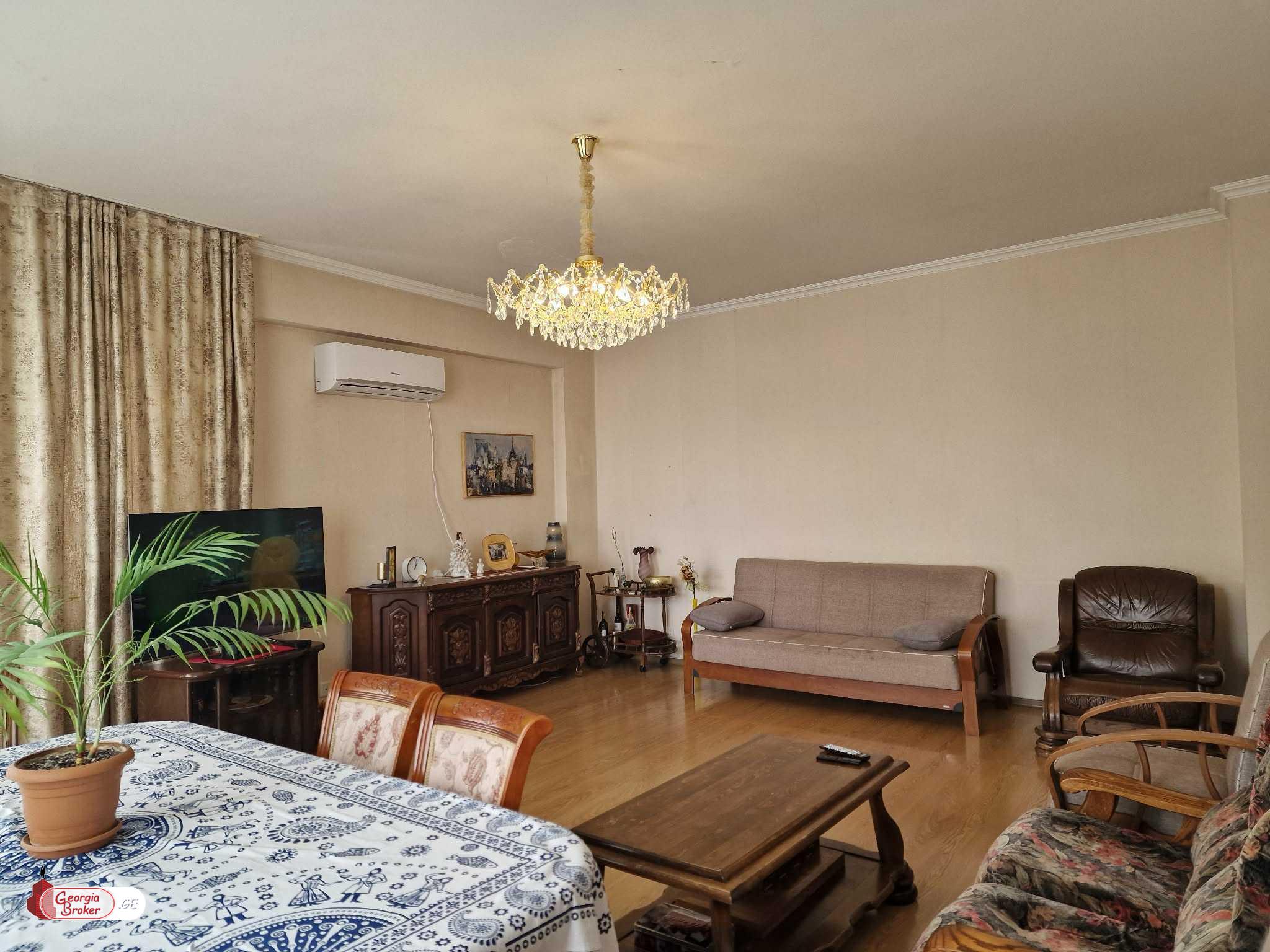 იყიდება ახალი გარემონტებული 5 ოთახიანი ბინა