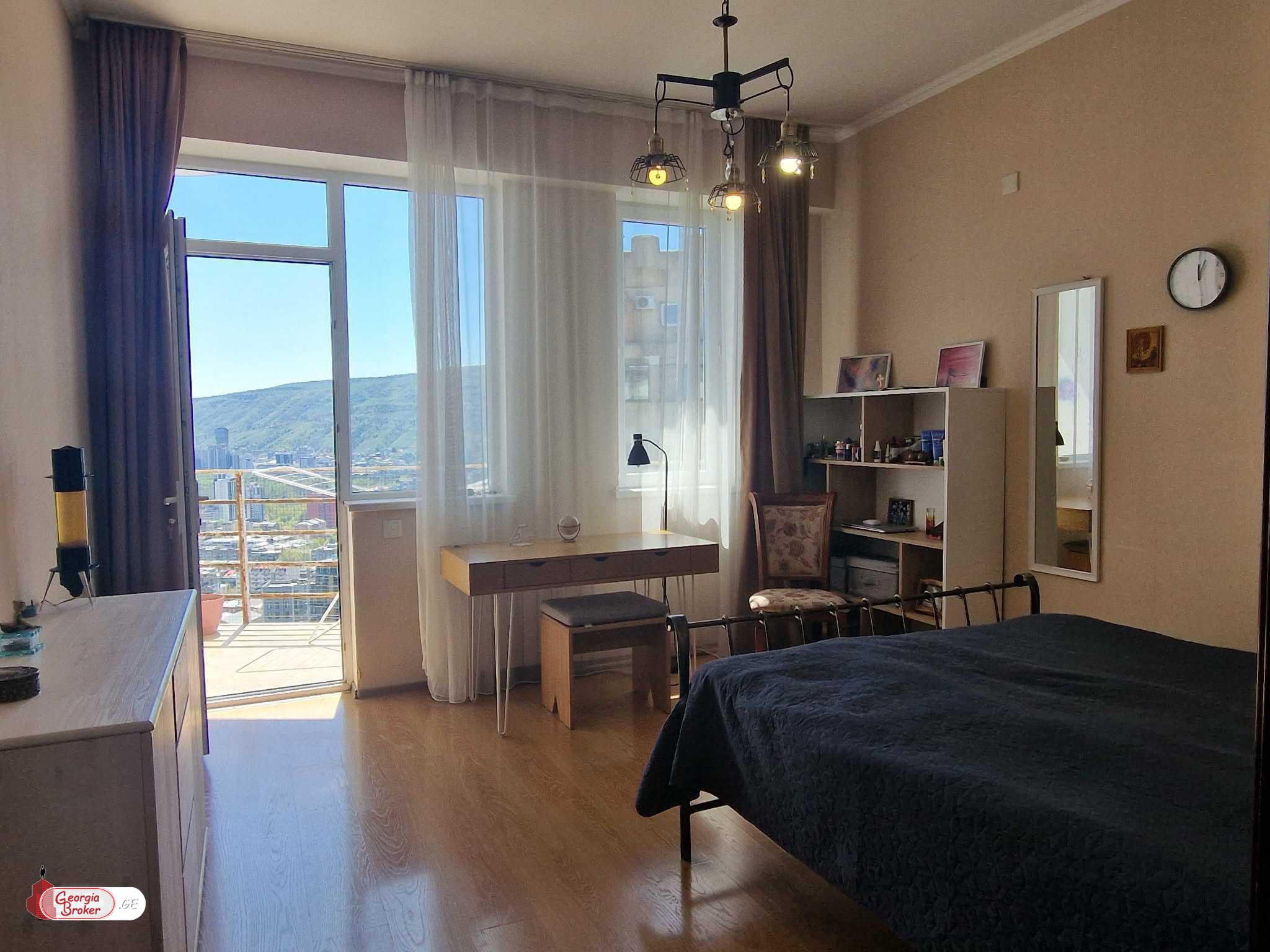 იყიდება ახალი გარემონტებული 5 ოთახიანი ბინა