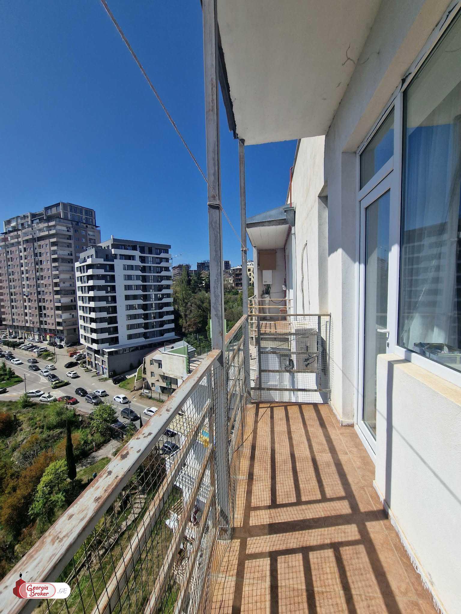 იყიდება ახალი გარემონტებული 5 ოთახიანი ბინა