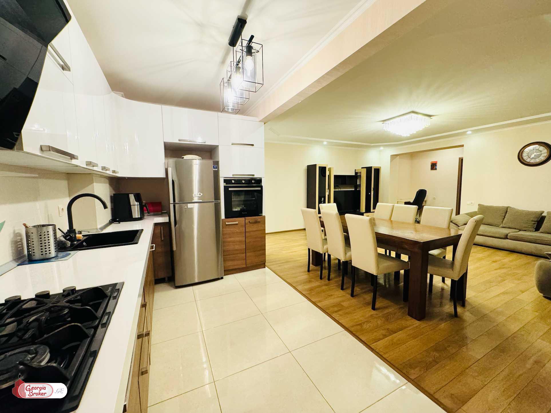 продается квартира с новым ремонтом 4-комнаты