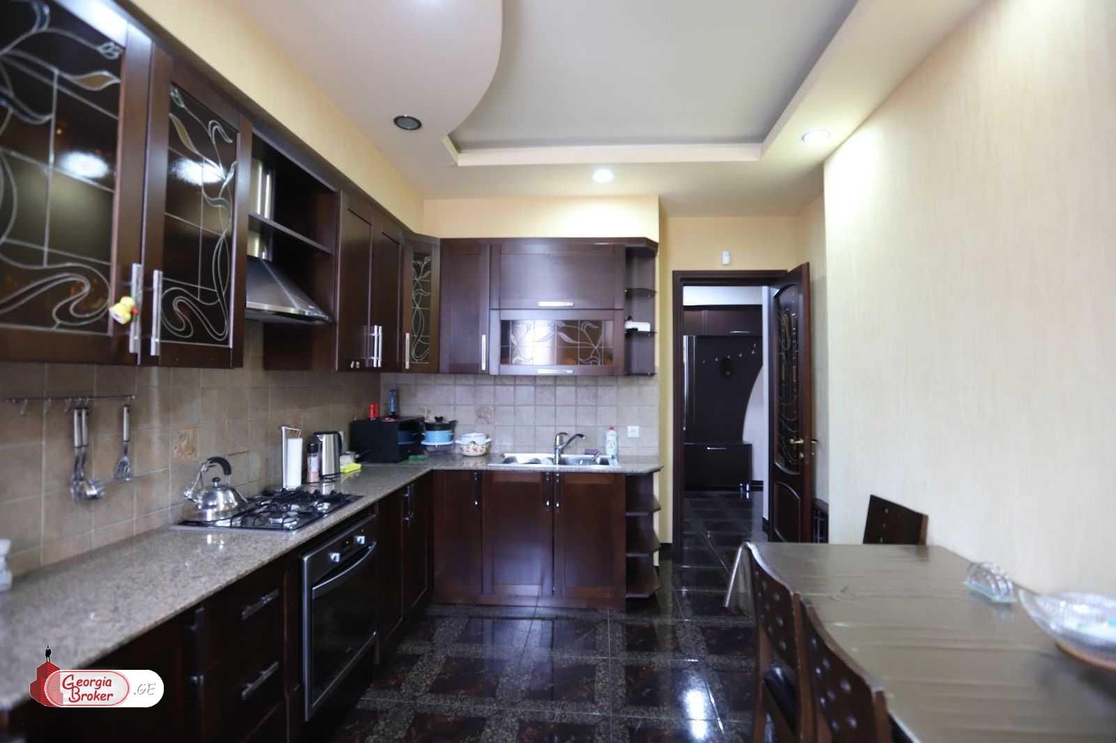 продается квартира с новым ремонтом 3-комнаты