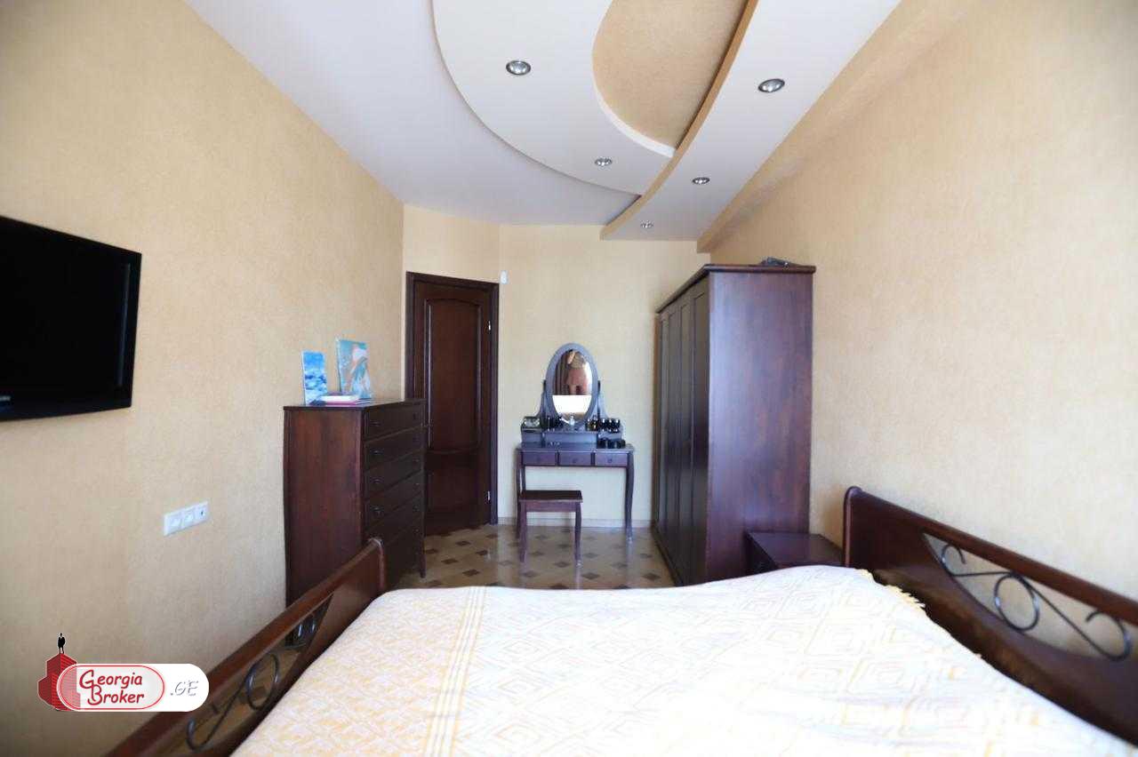 продается квартира с новым ремонтом 3-комнаты