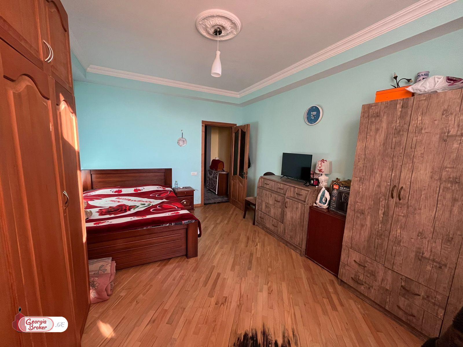 იყიდება ახალი გარემონტებული 6 ოთახიანი ბინა