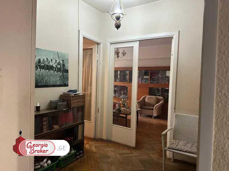 продается квартира с новым ремонтом 5-комнат