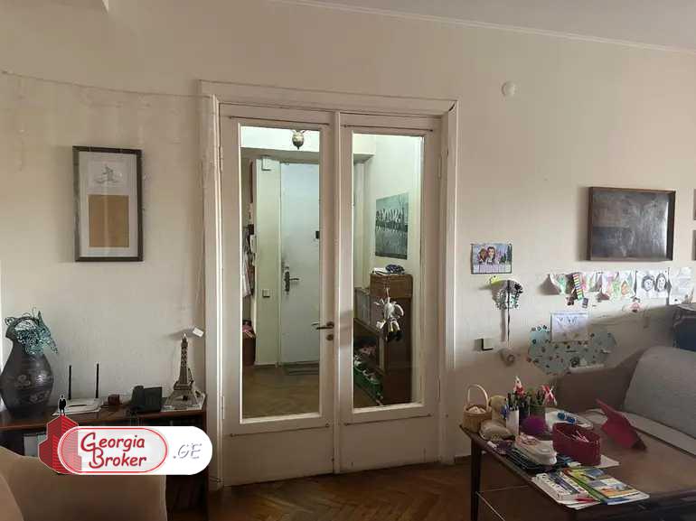 продается квартира с новым ремонтом 5-комнат