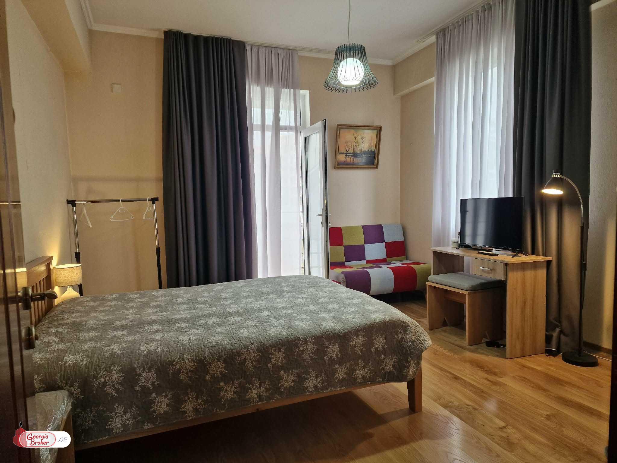 продается квартира с новым ремонтом 5-комнат