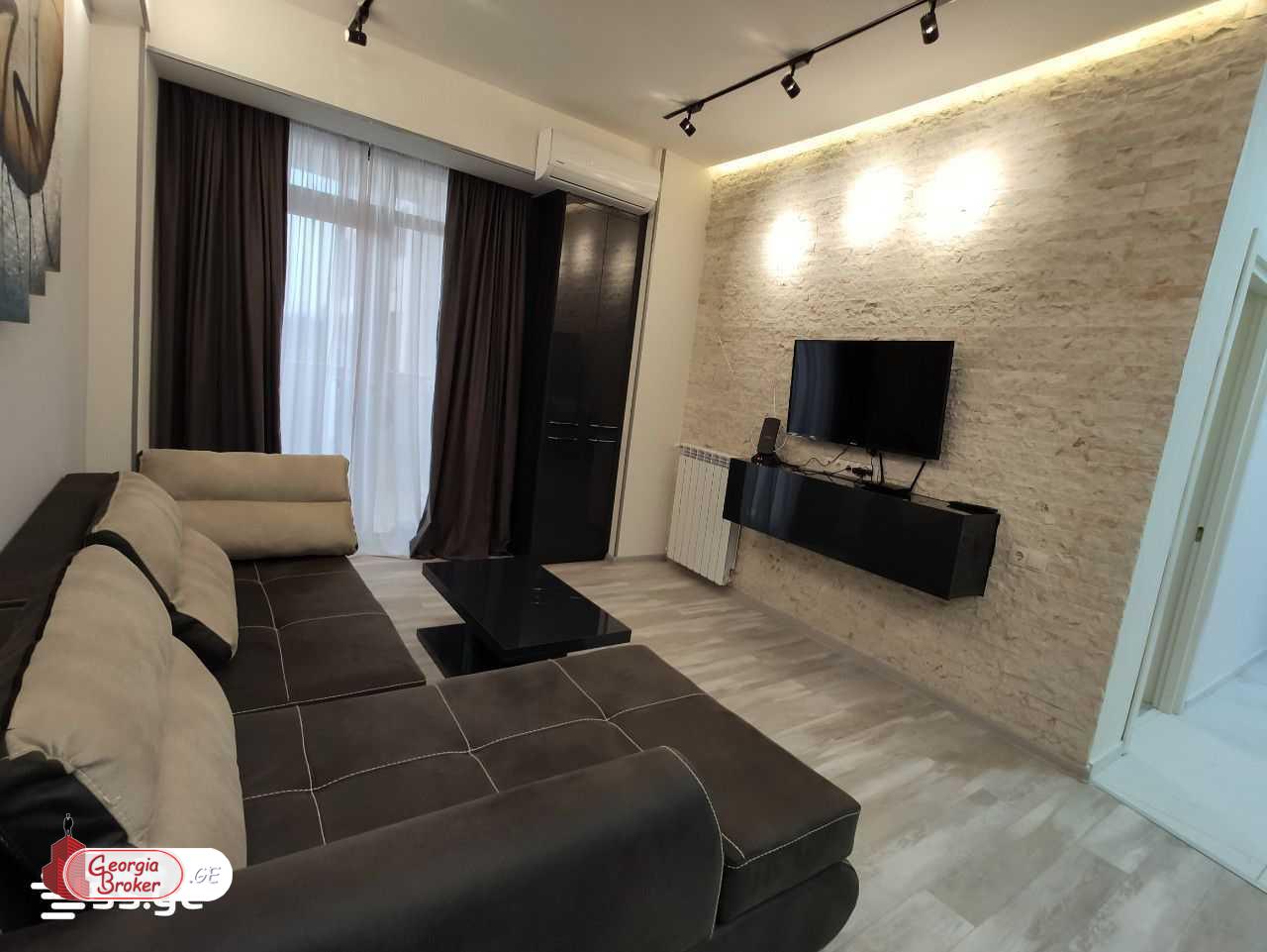 продается квартира с новым ремонтом 4-комнаты