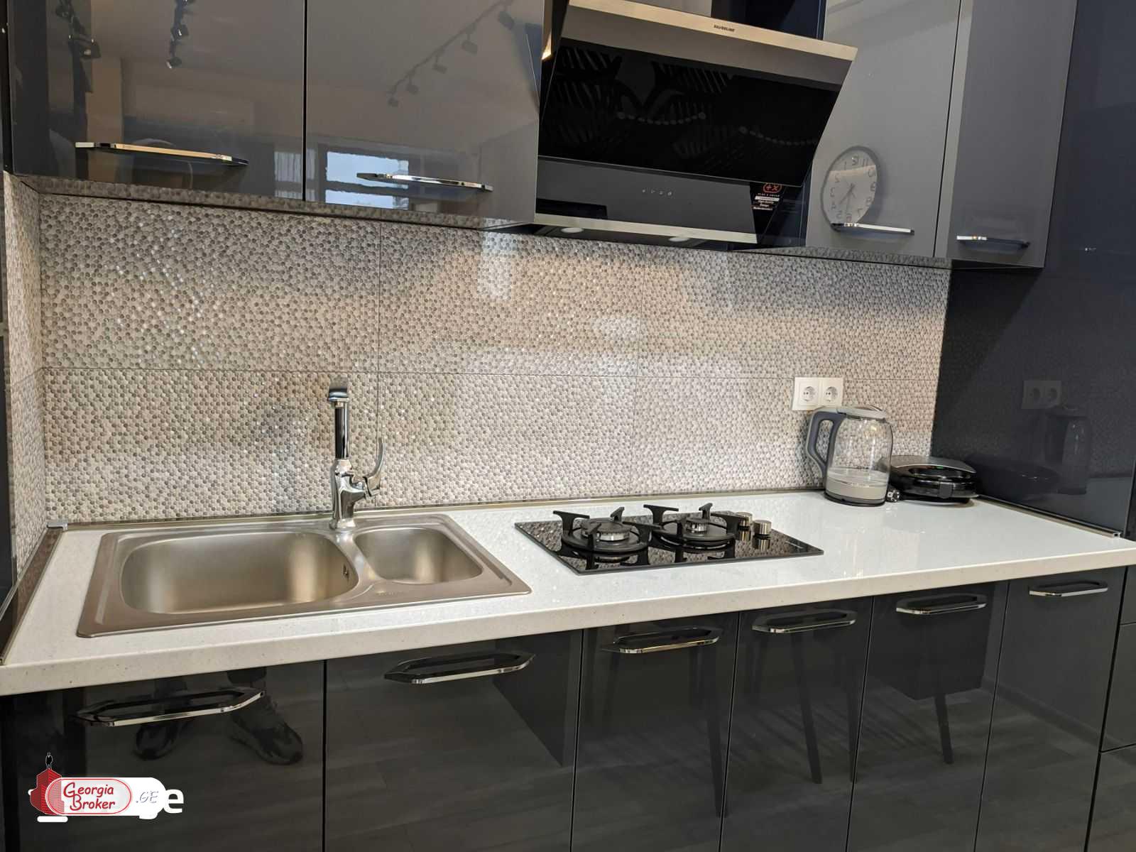 продается квартира с новым ремонтом 4-комнаты