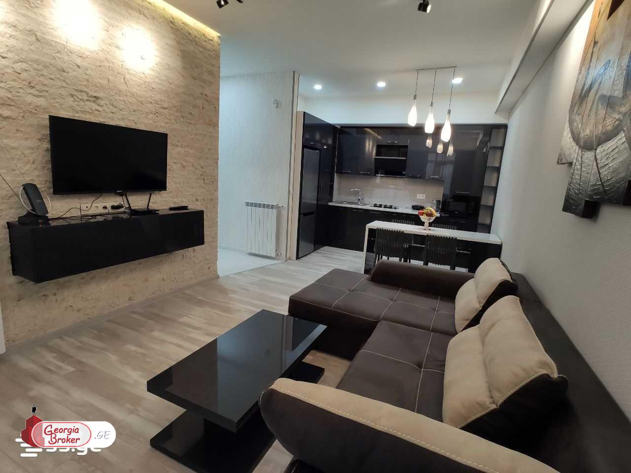 продается квартира с новым ремонтом 4-комнаты