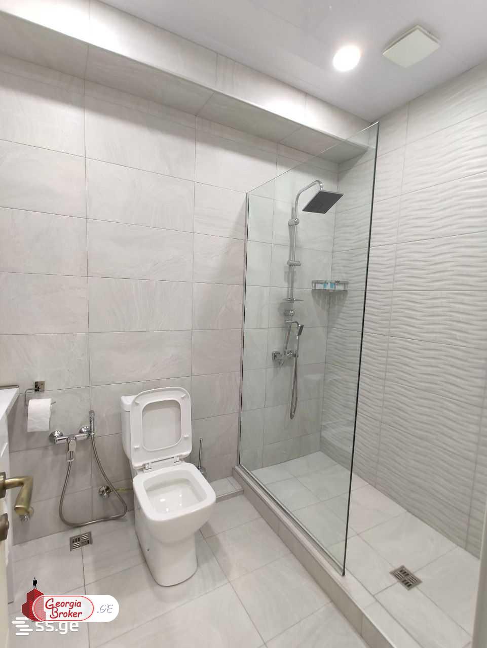 продается квартира с новым ремонтом 4-комнаты