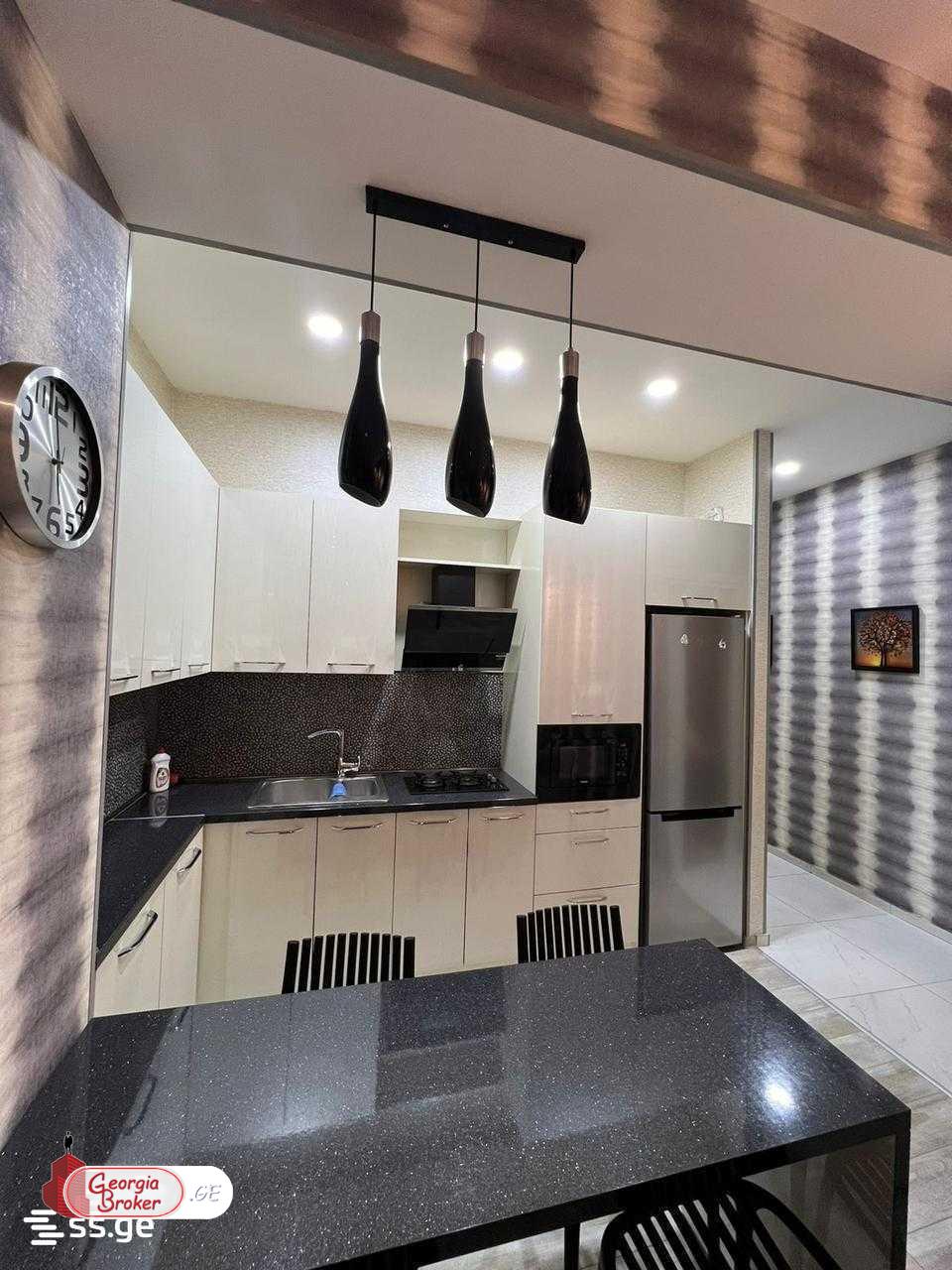 продается квартира с новым ремонтом 4-комнаты