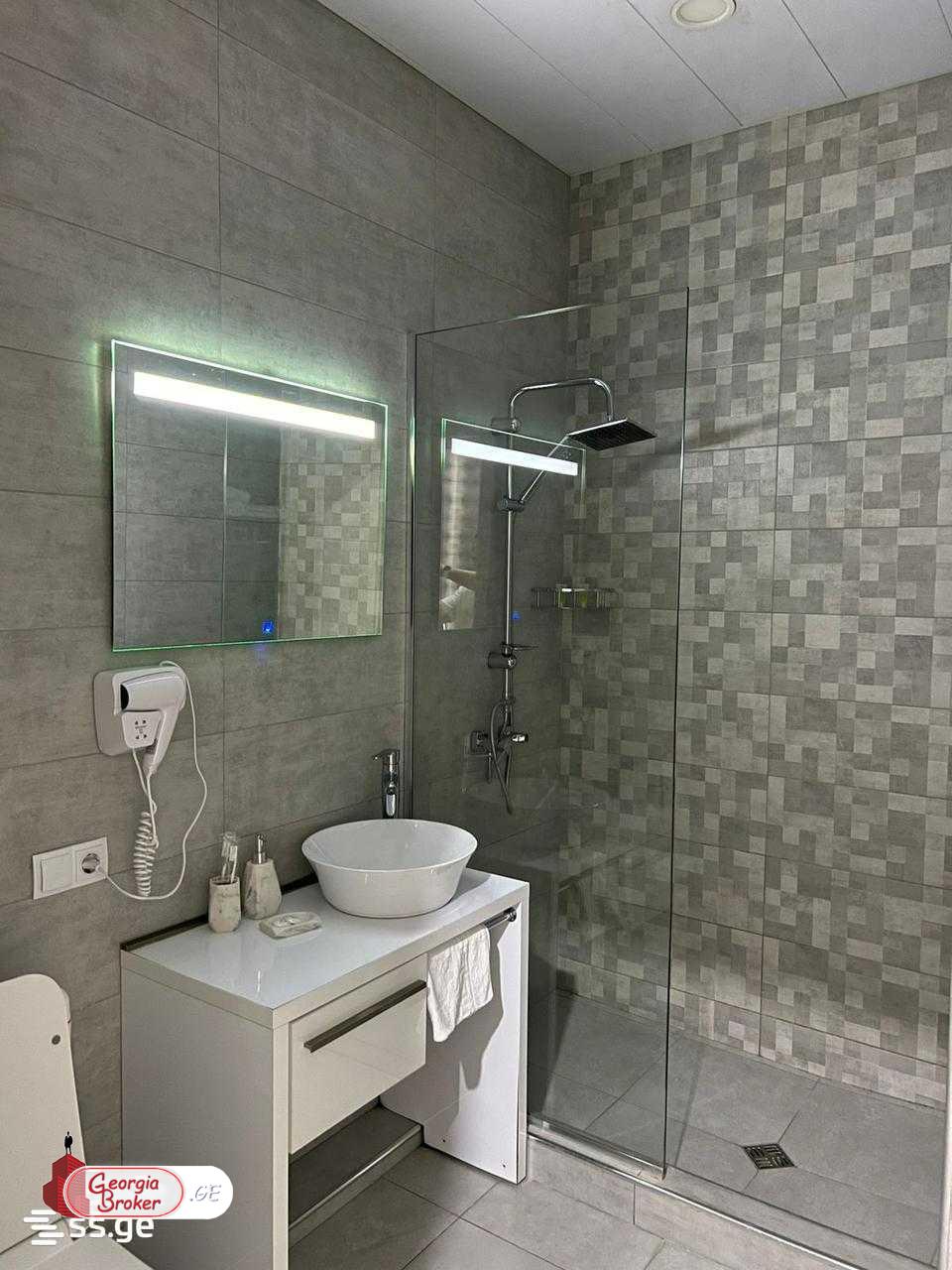 продается квартира с новым ремонтом 4-комнаты