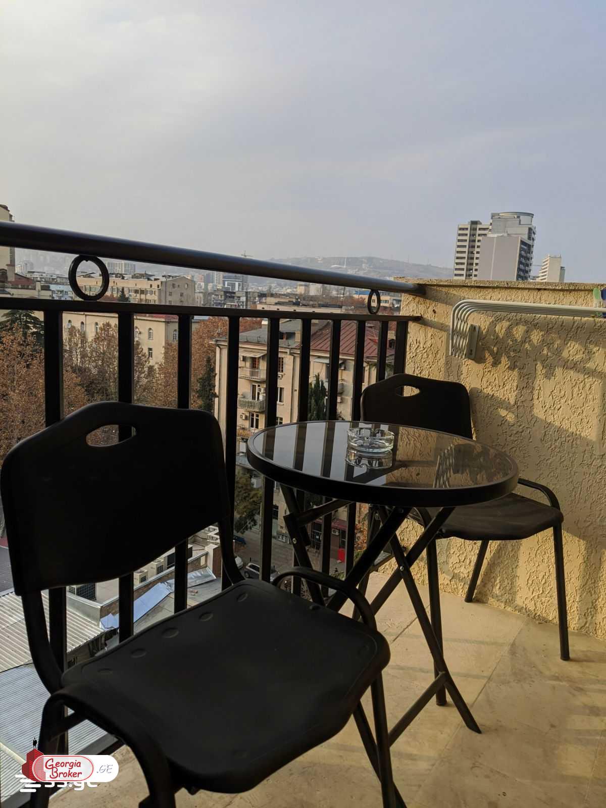 продается квартира с новым ремонтом 4-комнаты