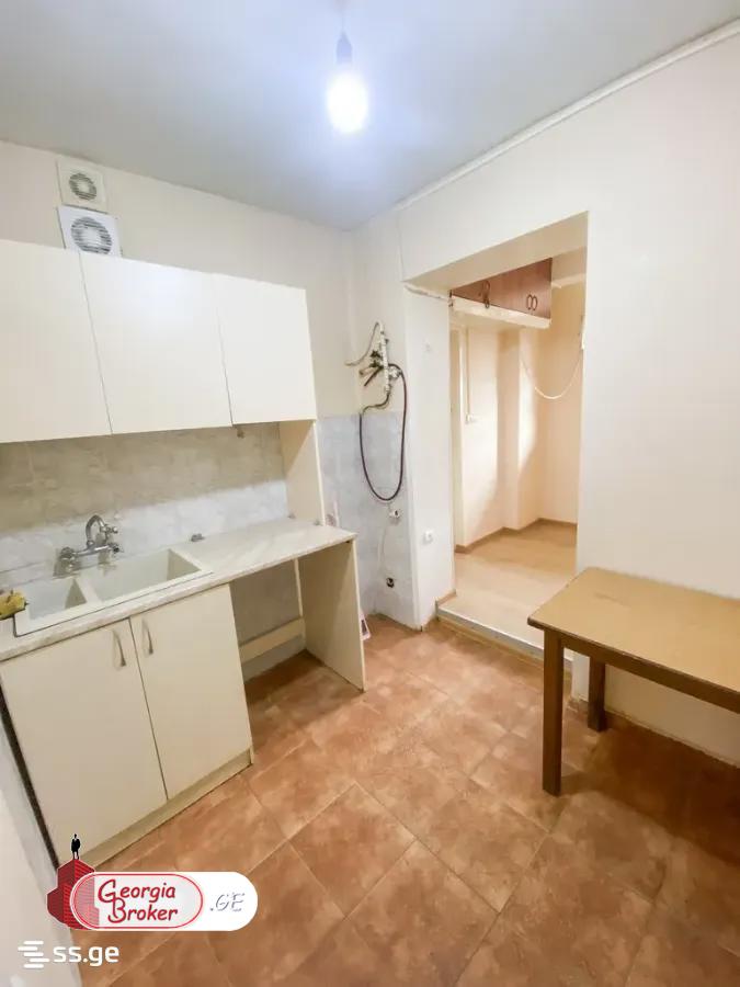 იყიდება ახალი გარემონტებული 4 ოთახიანი ბინა