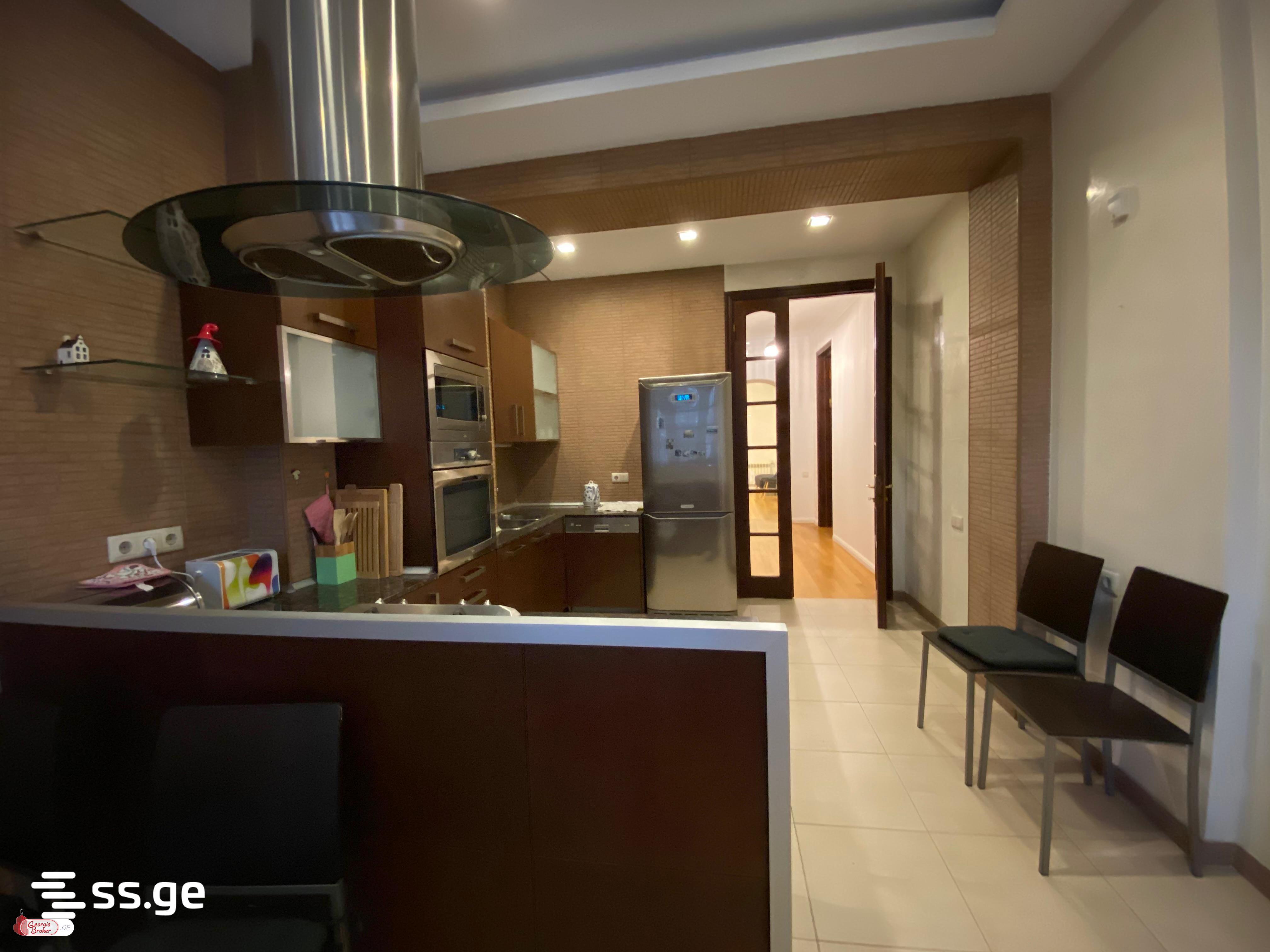 იყიდება ახალი გარემონტებული 5 ოთახიანი ბინა