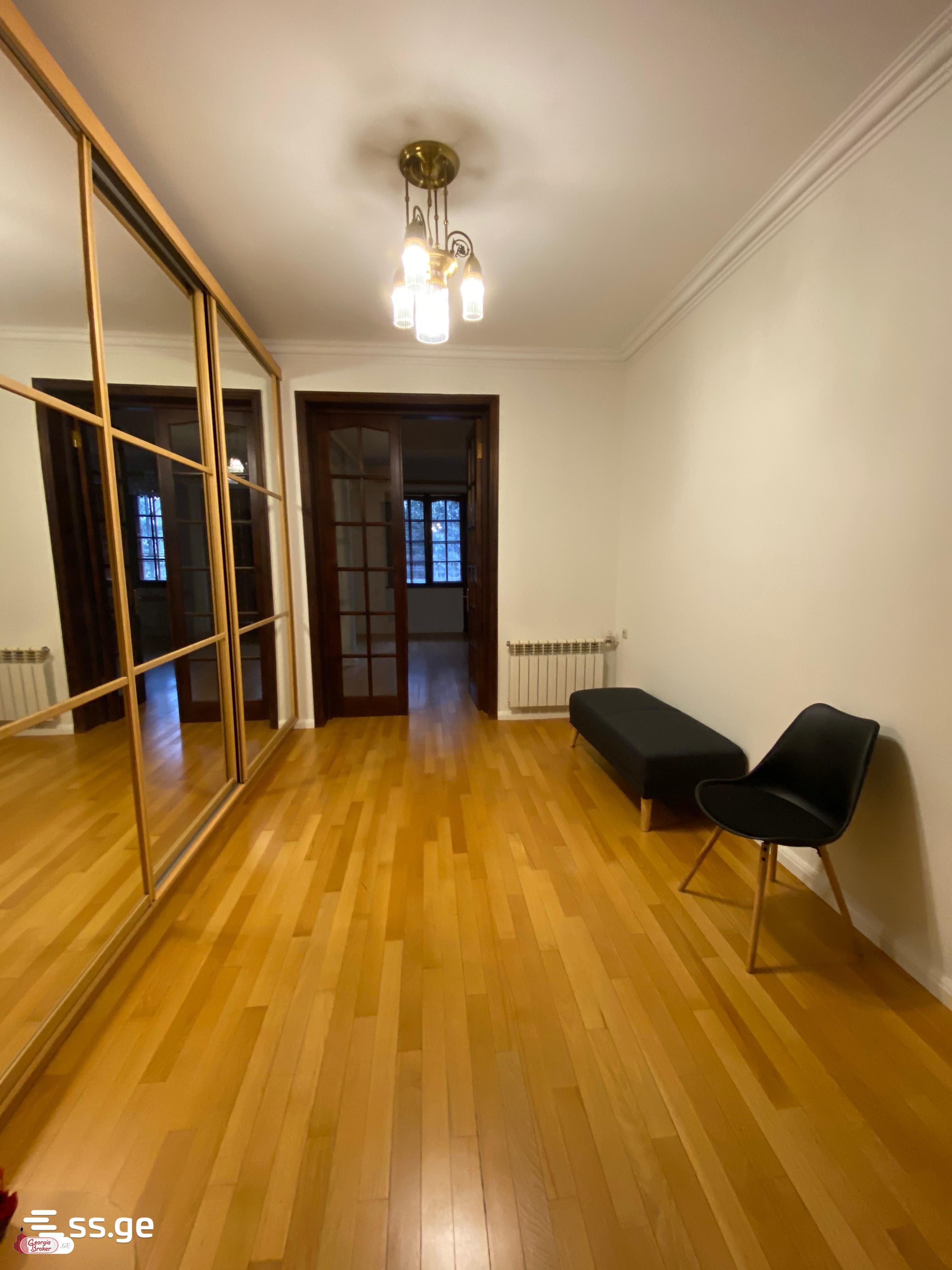 იყიდება ახალი გარემონტებული 5 ოთახიანი ბინა