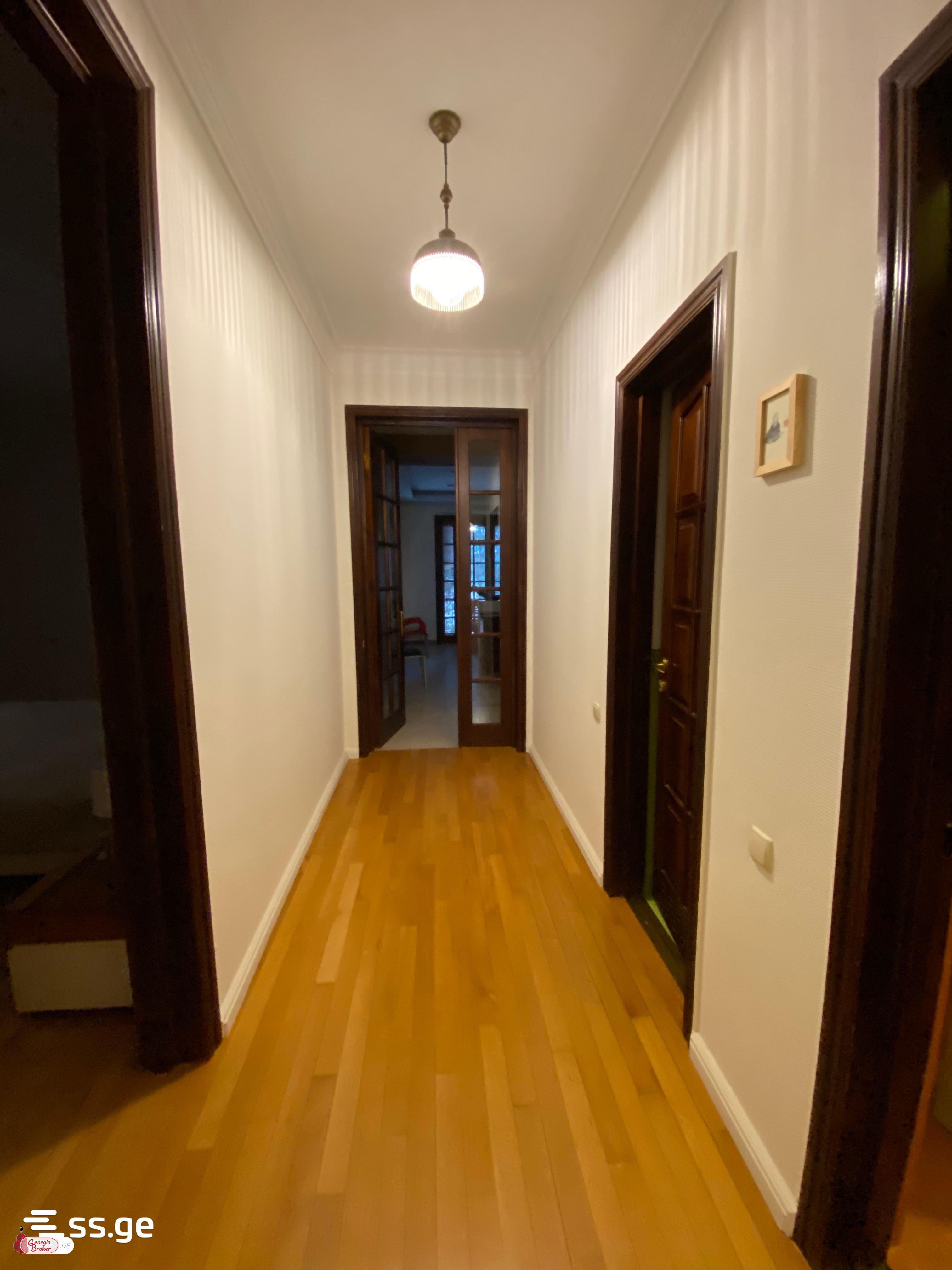 იყიდება ახალი გარემონტებული 5 ოთახიანი ბინა