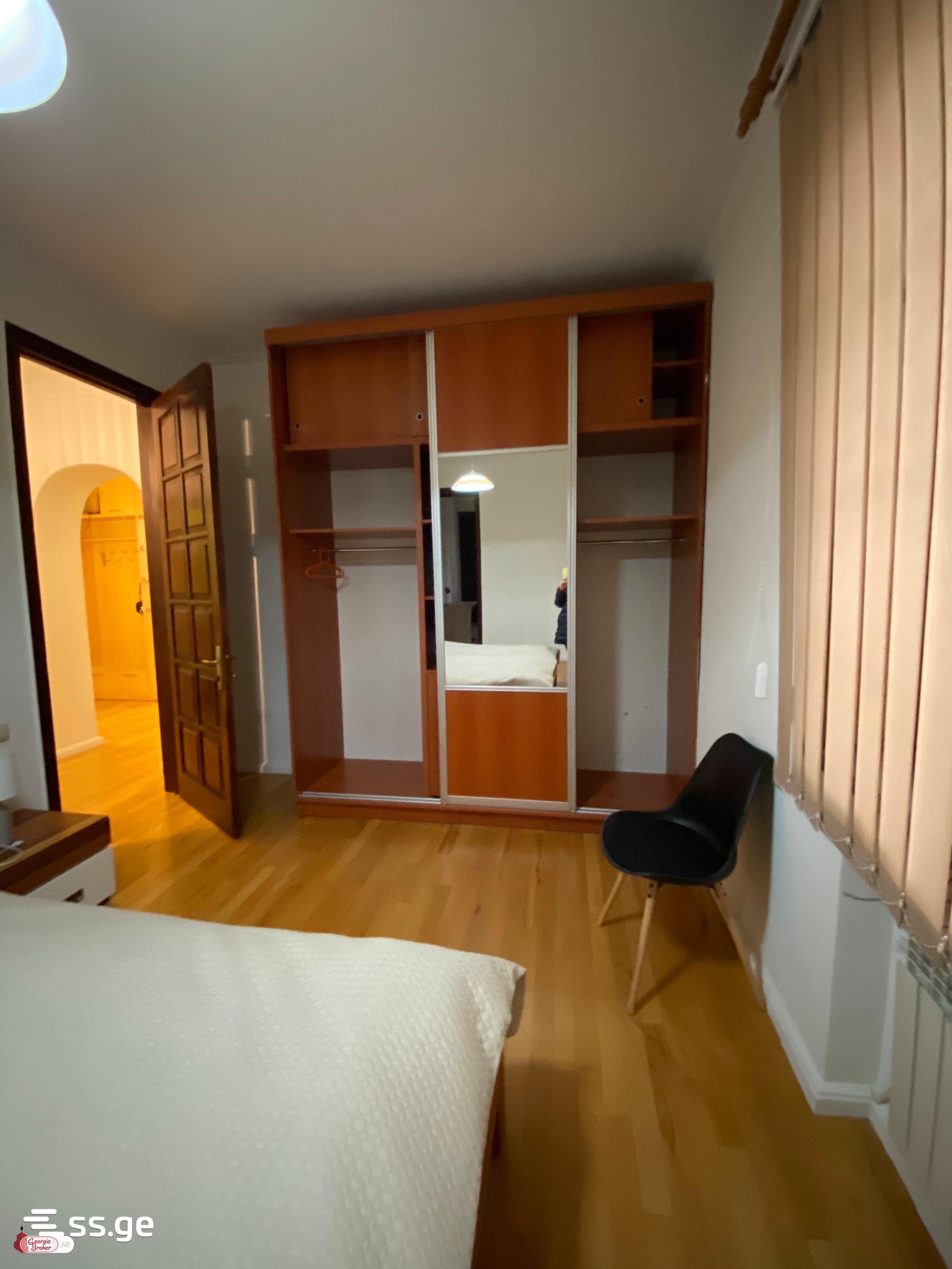 იყიდება ახალი გარემონტებული 5 ოთახიანი ბინა