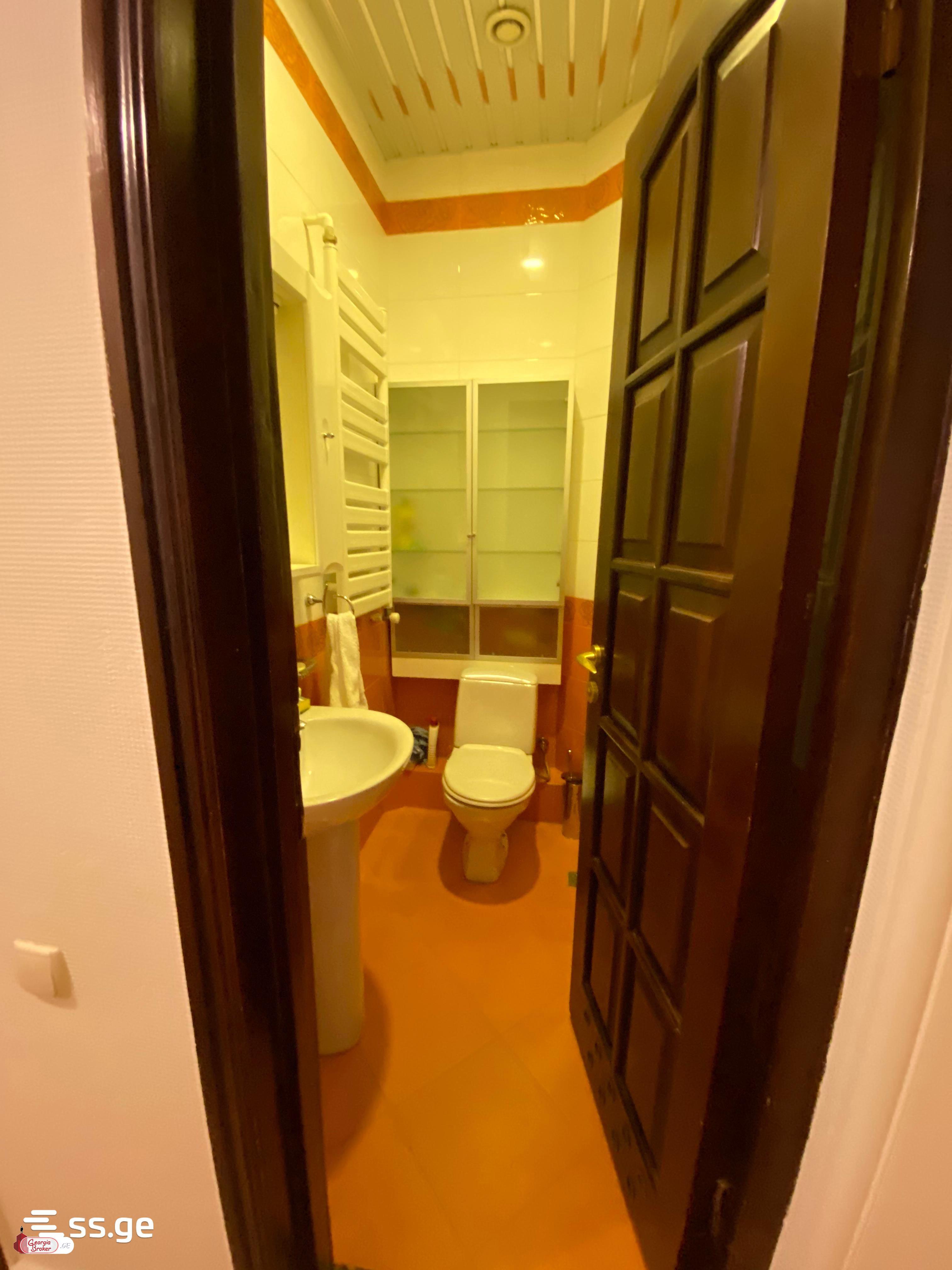 იყიდება ახალი გარემონტებული 5 ოთახიანი ბინა