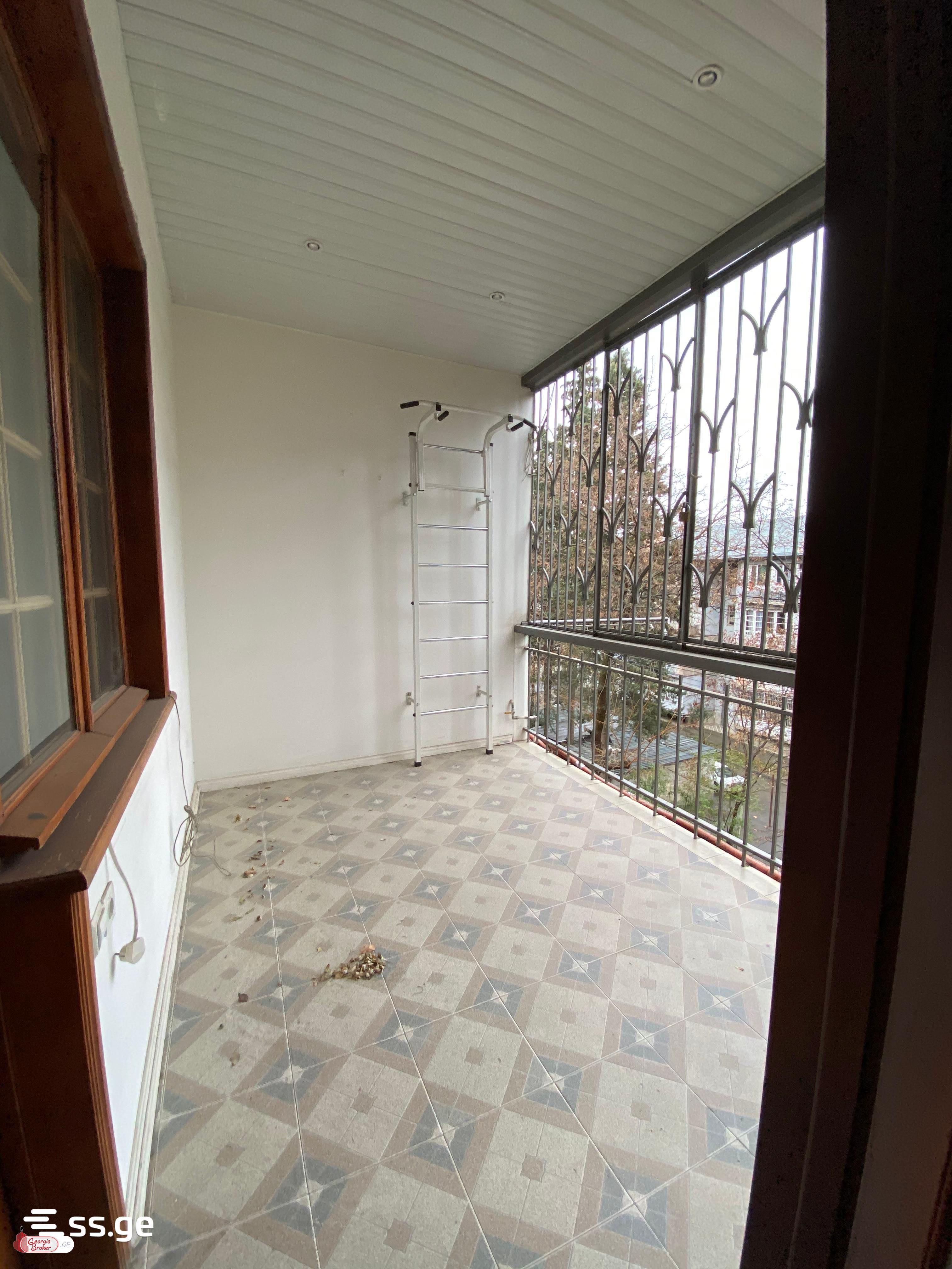 იყიდება ახალი გარემონტებული 5 ოთახიანი ბინა