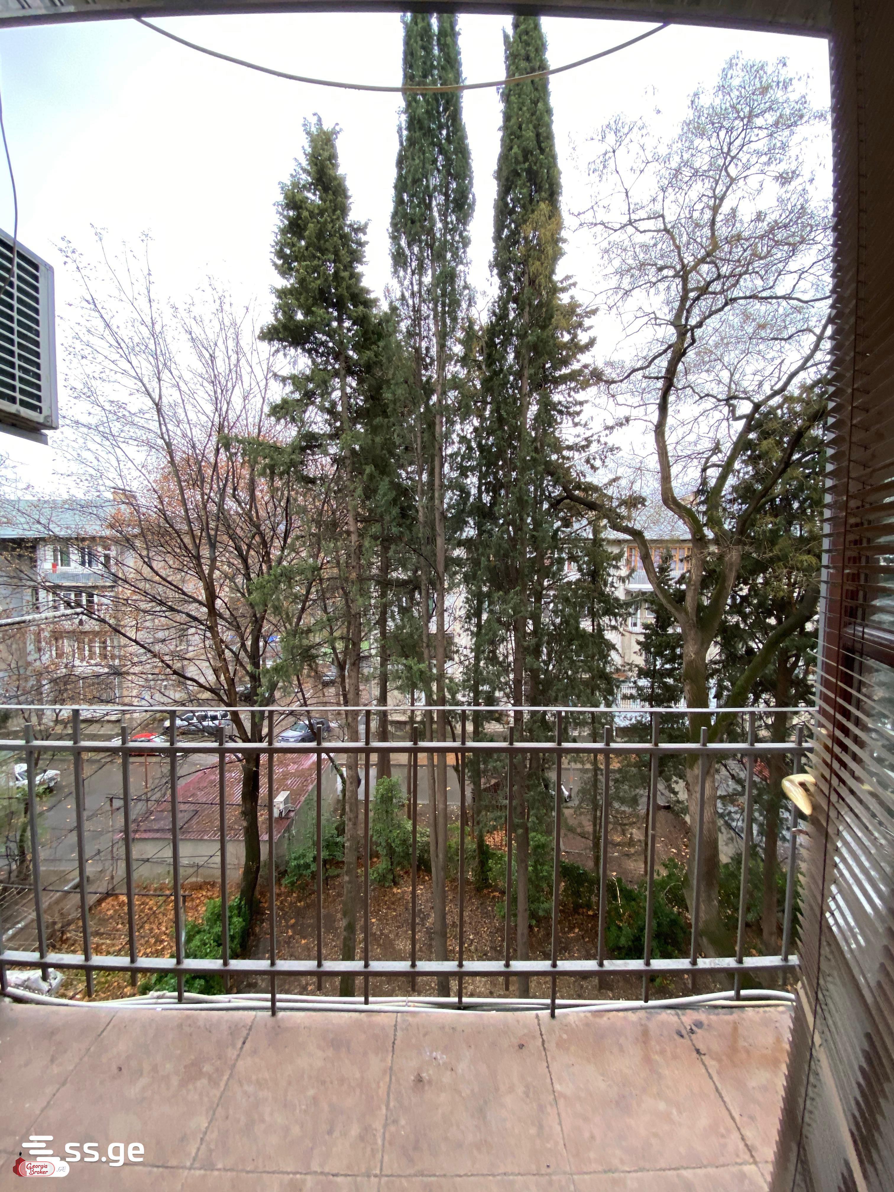 იყიდება ახალი გარემონტებული 5 ოთახიანი ბინა