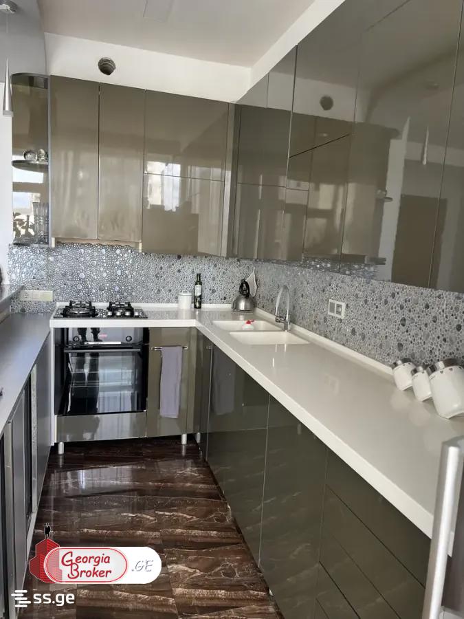 იყიდება ახალი გარემონტებული 4 ოთახიანი ბინა