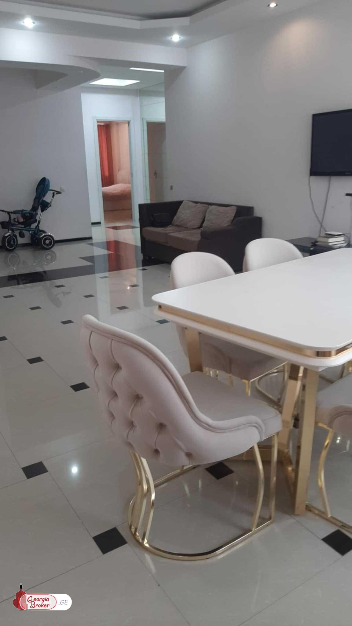 продается квартира с новым ремонтом 4-комнаты