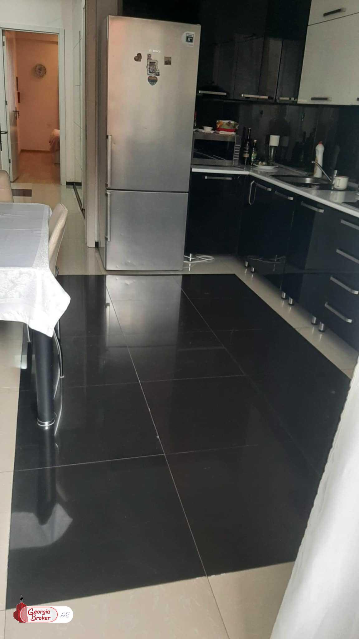 продается квартира с новым ремонтом 4-комнаты