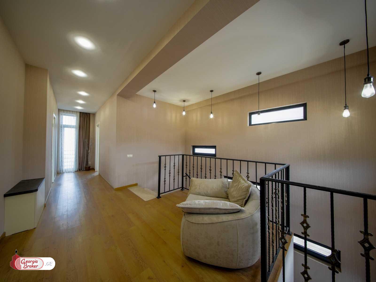 იყიდება ახალი გარემონტებული 9 ოთახიანი სახლი