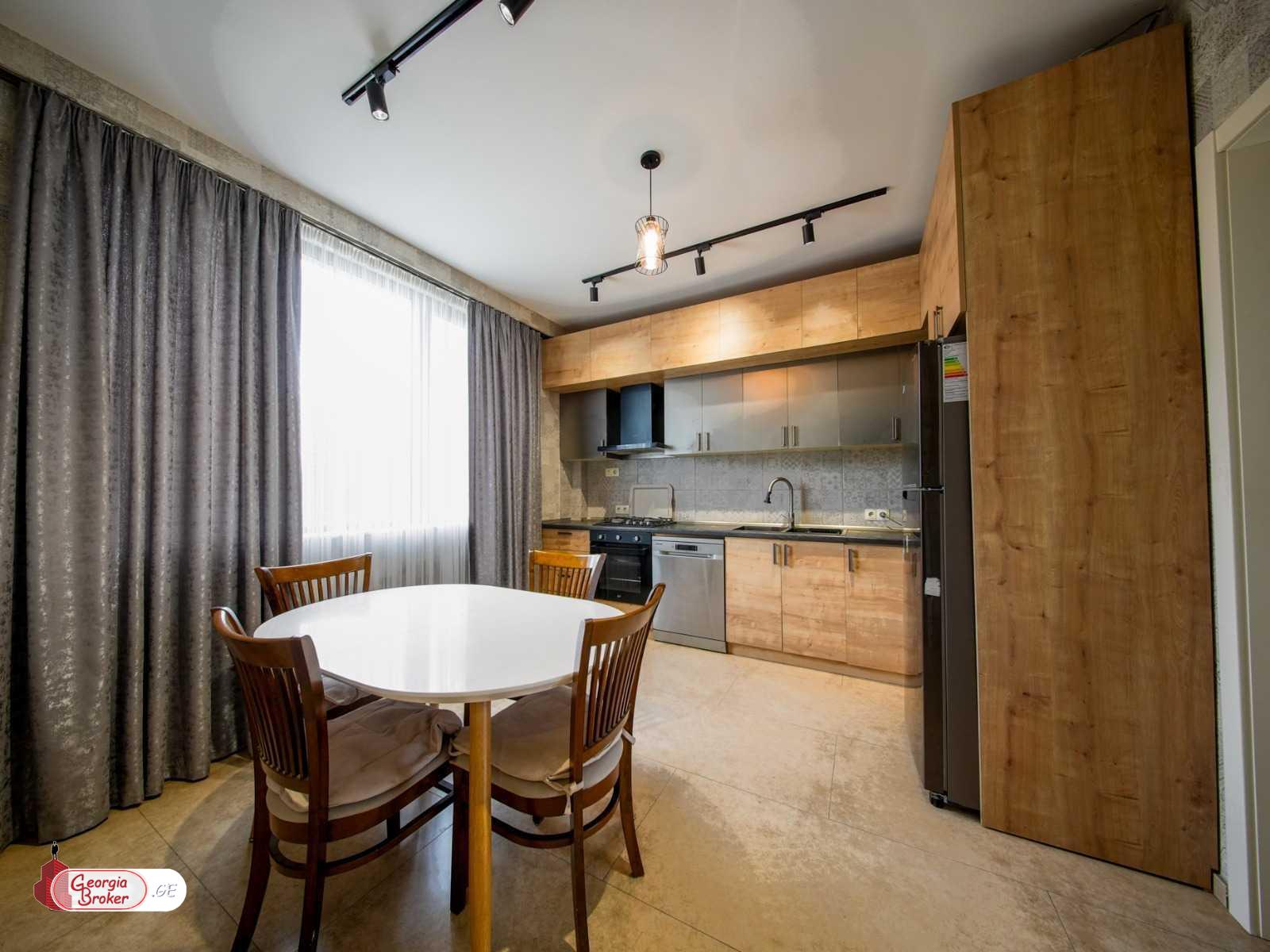 იყიდება ახალი გარემონტებული 9 ოთახიანი სახლი