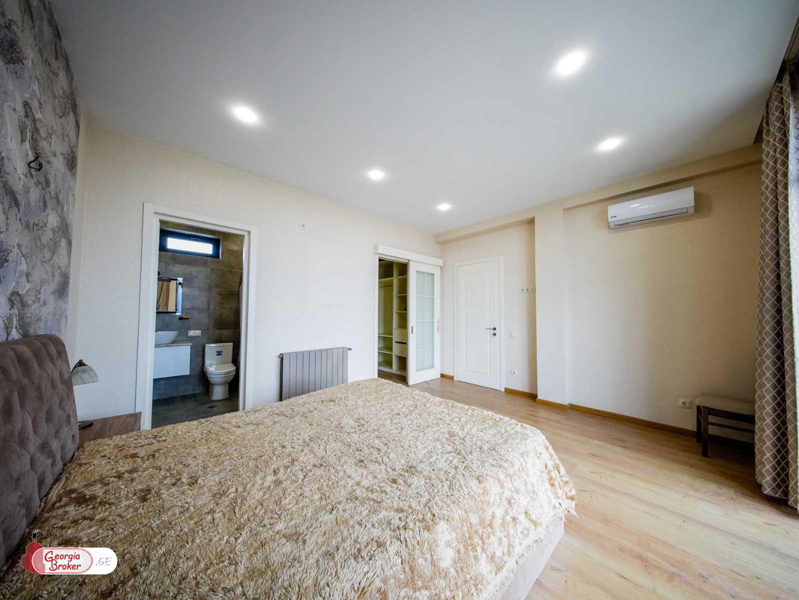 იყიდება ახალი გარემონტებული 9 ოთახიანი სახლი