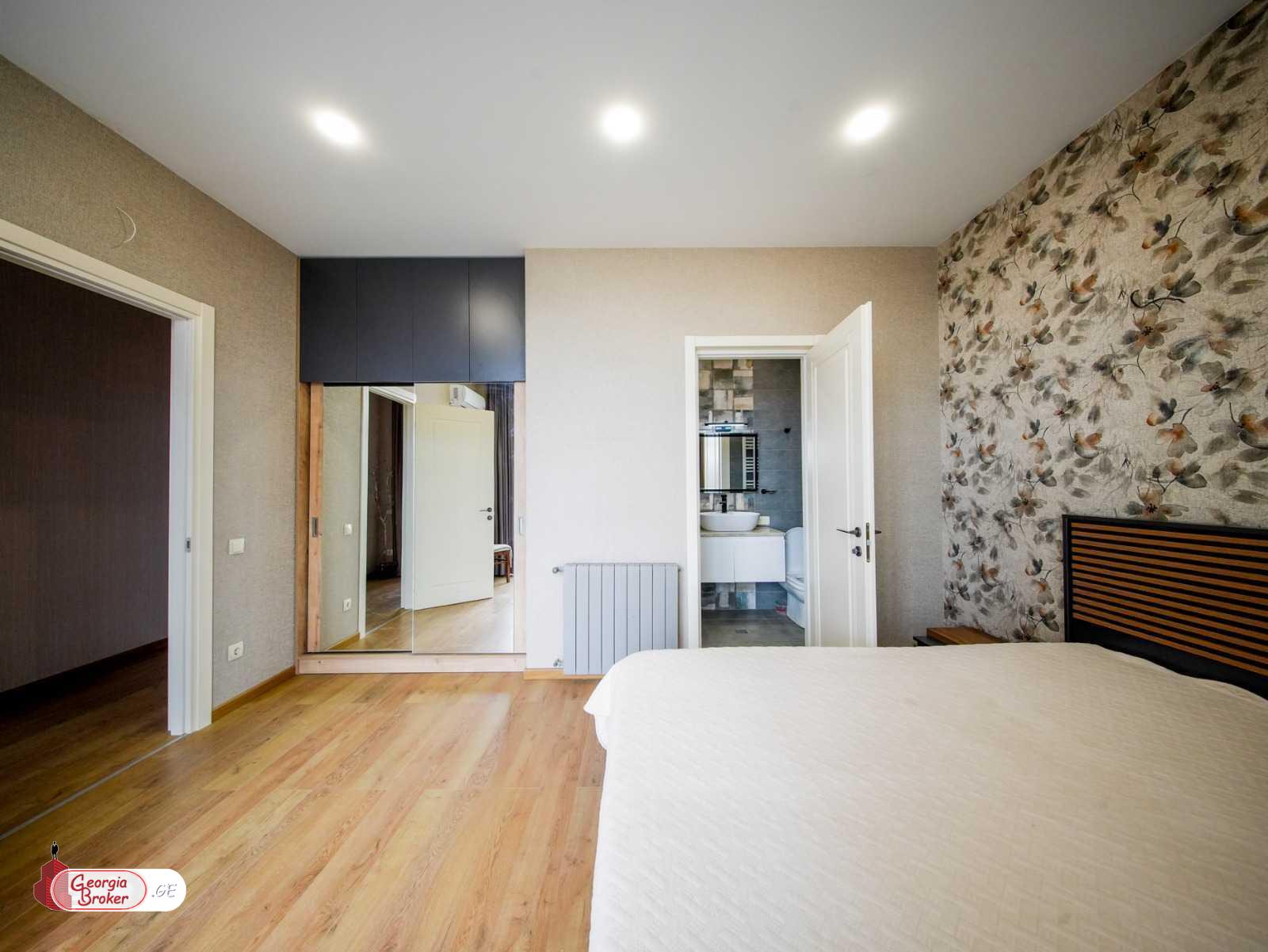 იყიდება ახალი გარემონტებული 9 ოთახიანი სახლი