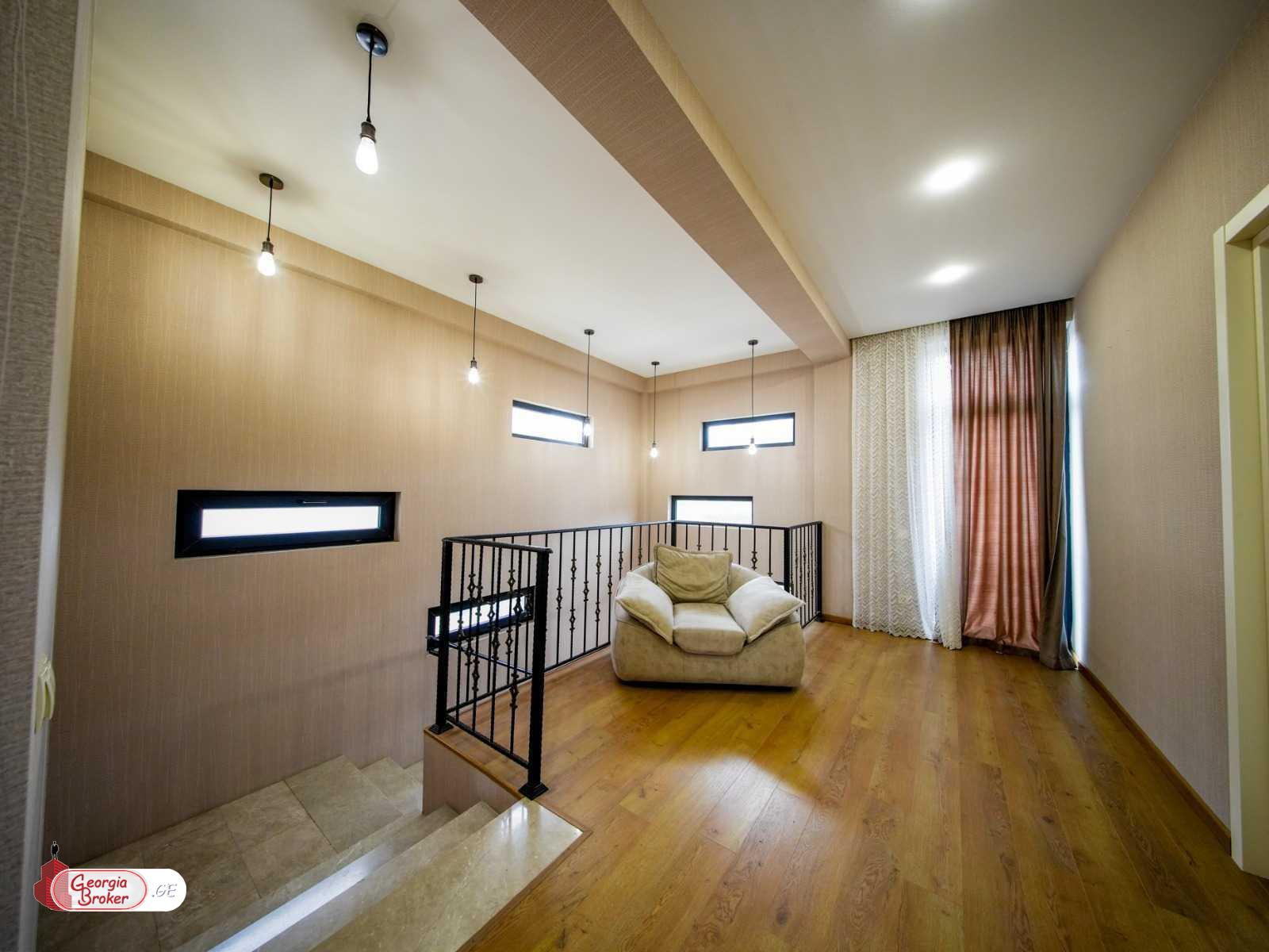 იყიდება ახალი გარემონტებული 9 ოთახიანი სახლი