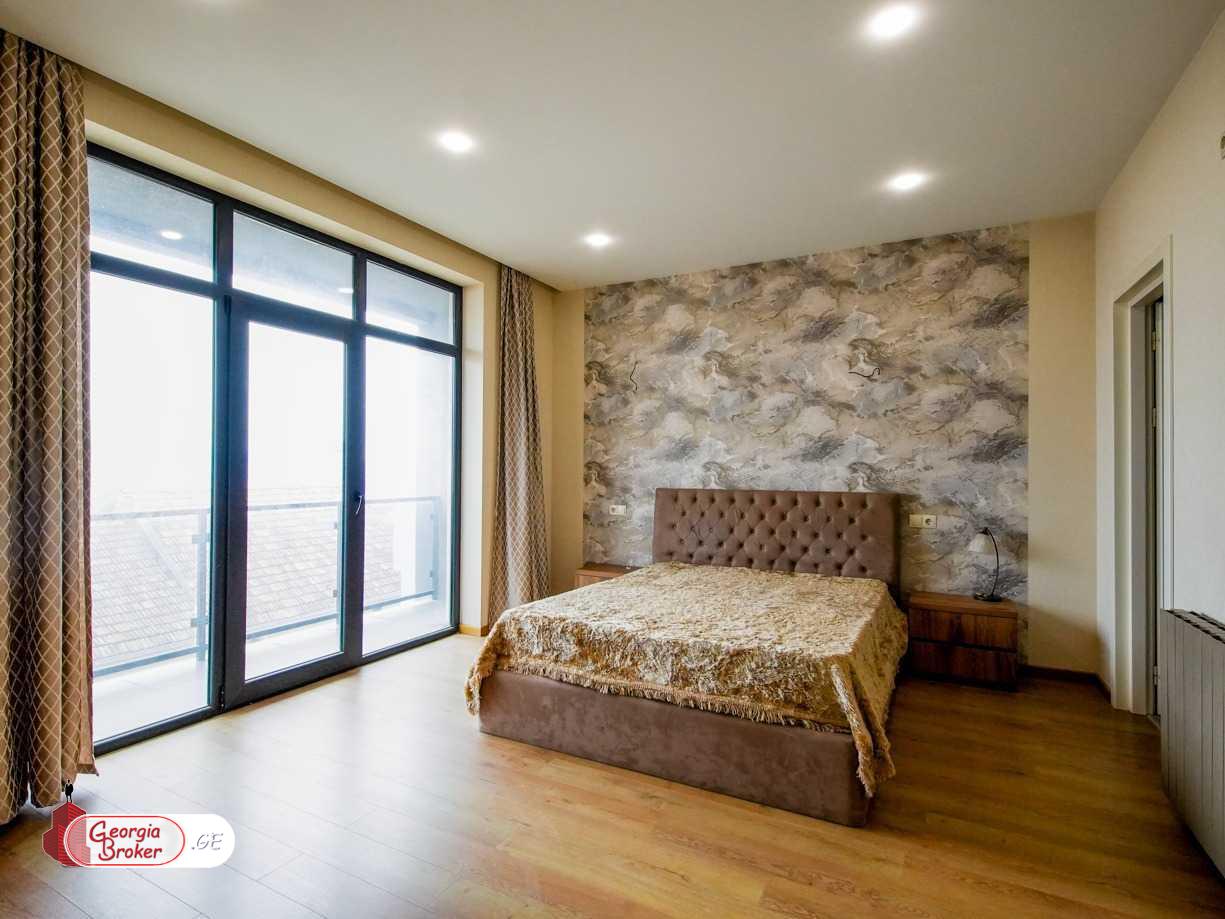 იყიდება ახალი გარემონტებული 9 ოთახიანი სახლი