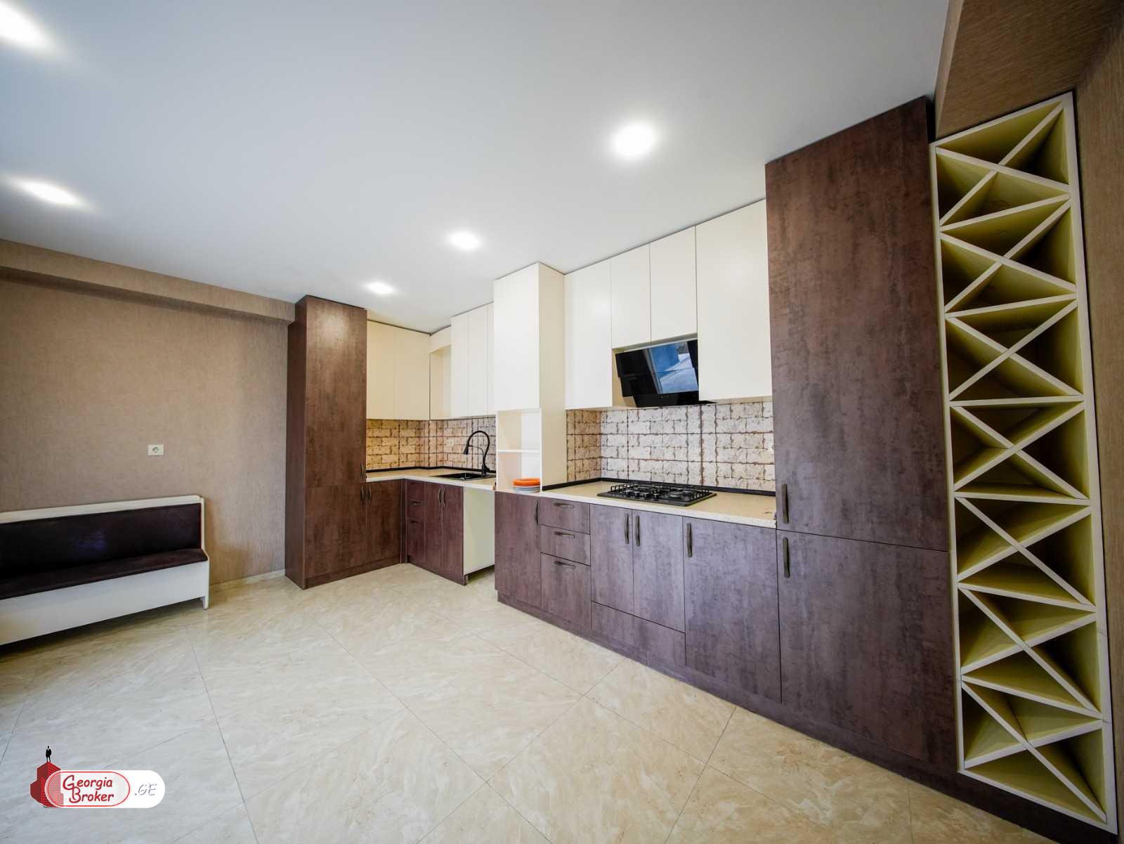 იყიდება ახალი გარემონტებული 9 ოთახიანი სახლი