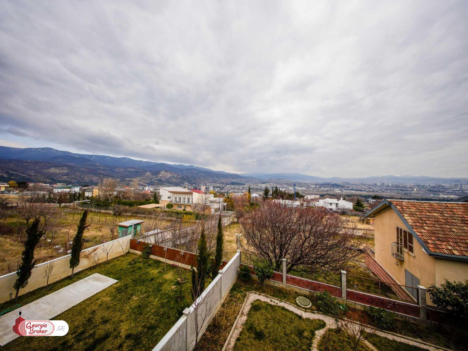 იყიდება ახალი გარემონტებული 9 ოთახიანი სახლი