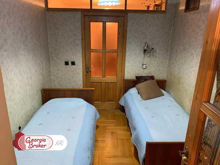 продается квартира с новым ремонтом 4-комнаты