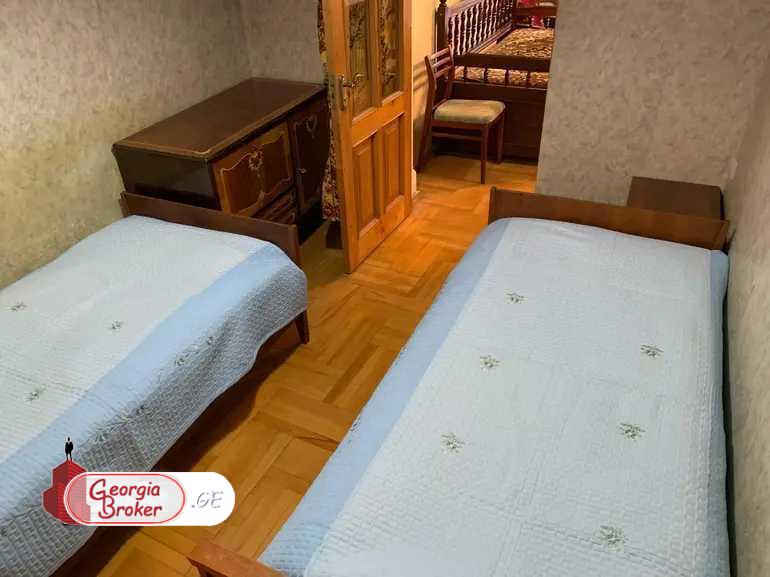 продается квартира с новым ремонтом 4-комнаты