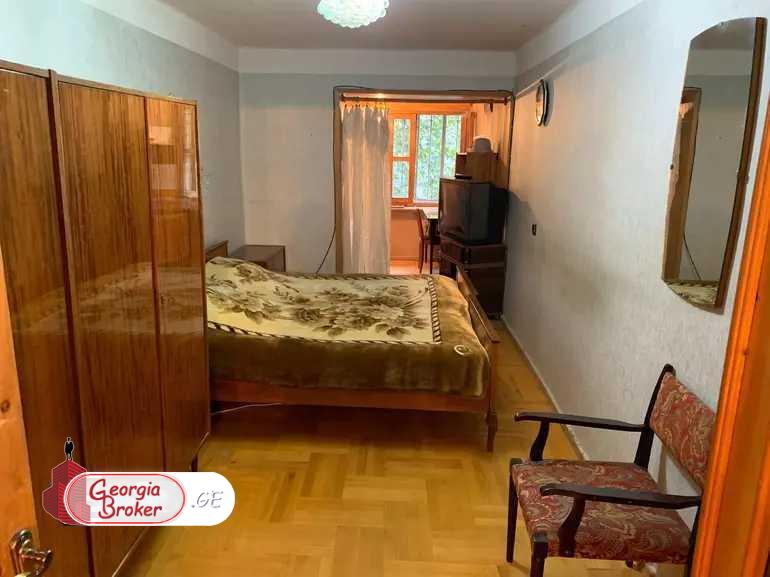 продается квартира с новым ремонтом 4-комнаты