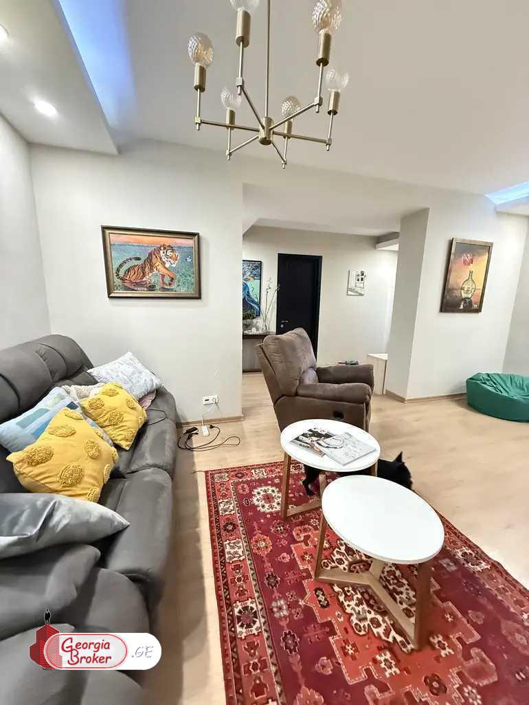 იყიდება ახალი გარემონტებული 5 ოთახიანი ბინა