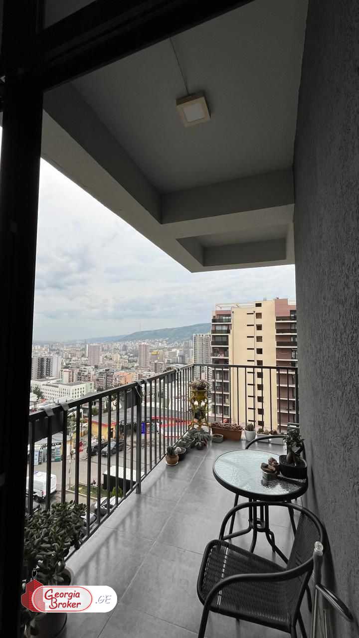 продается квартира с новым ремонтом 4-комнаты