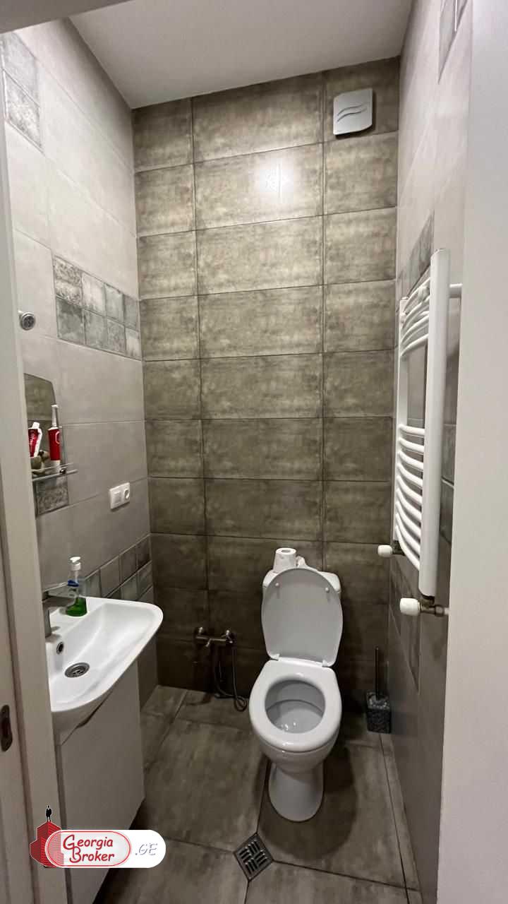 продается квартира с новым ремонтом 4-комнаты