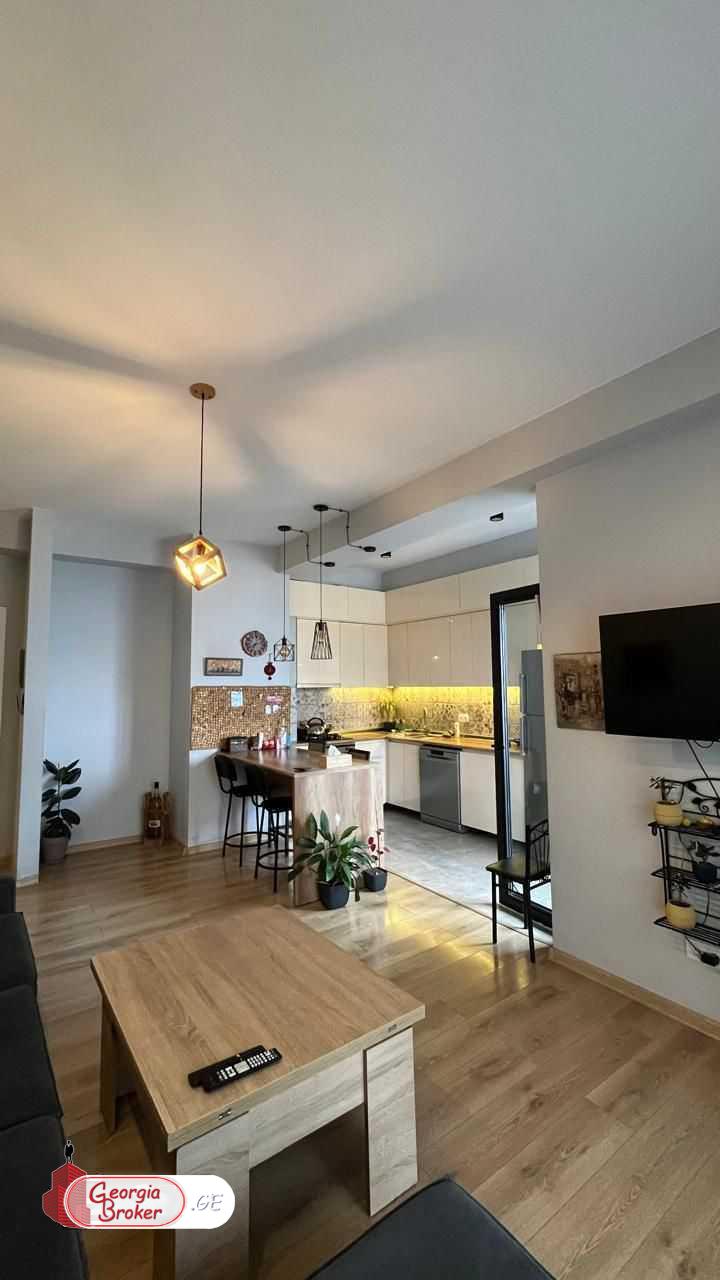 продается квартира с новым ремонтом 4-комнаты