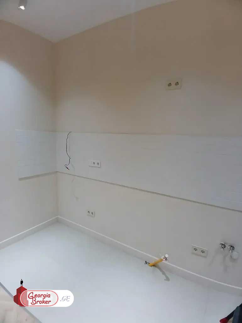 продается квартира с новым ремонтом 4-комнаты