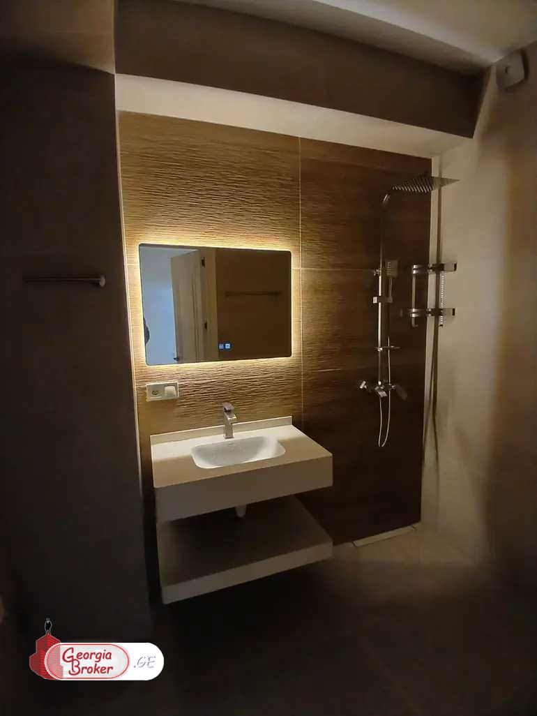 продается квартира с новым ремонтом 4-комнаты