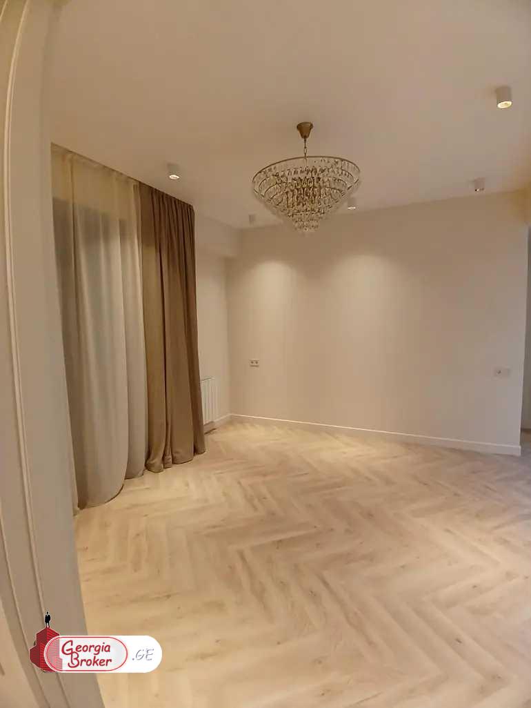 продается квартира с новым ремонтом 4-комнаты